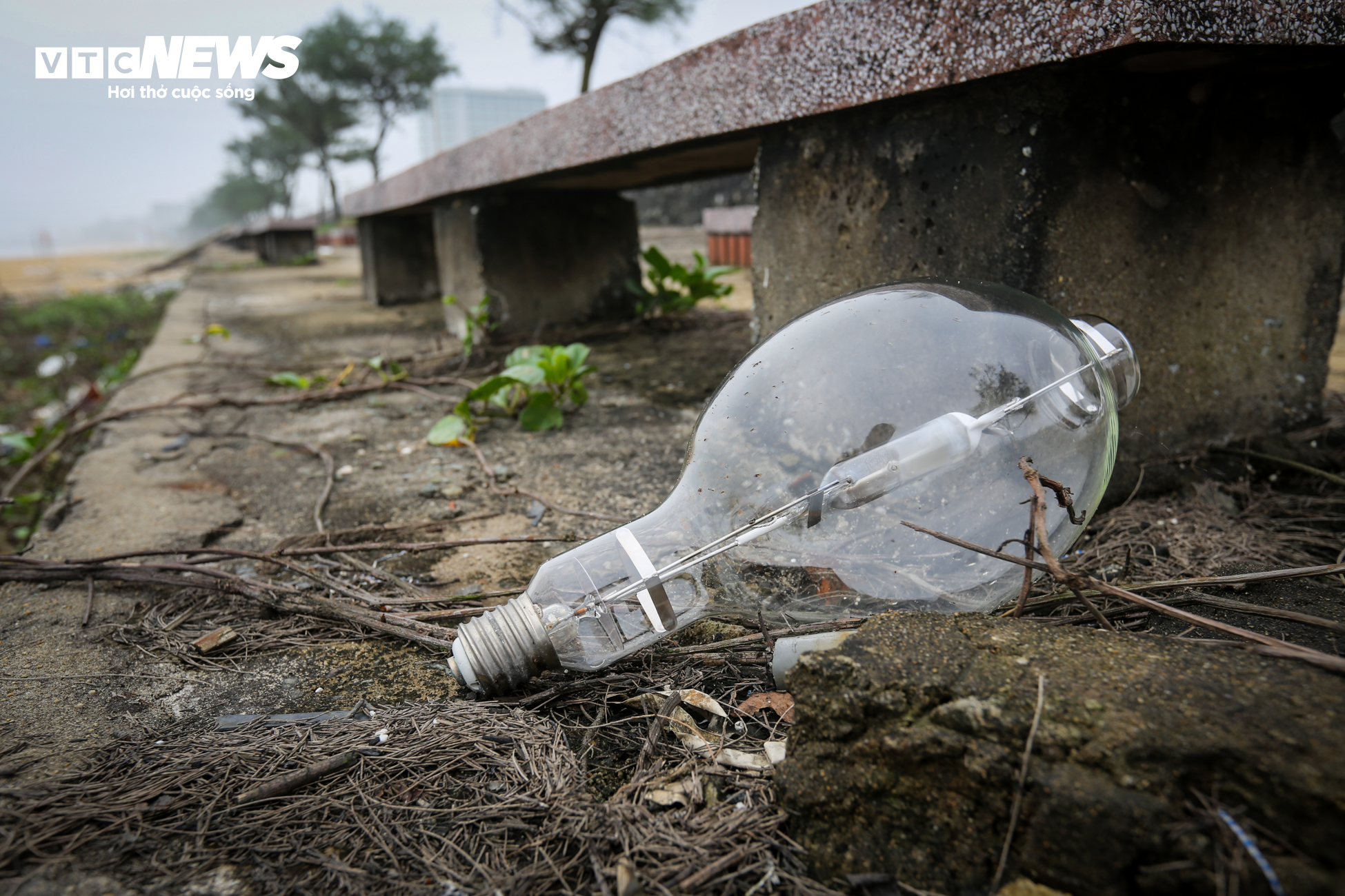 Xốp, rác thải nhựa bủa vây bãi biển đẹp nhất Hà Tĩnh trước mùa du lịch - 15