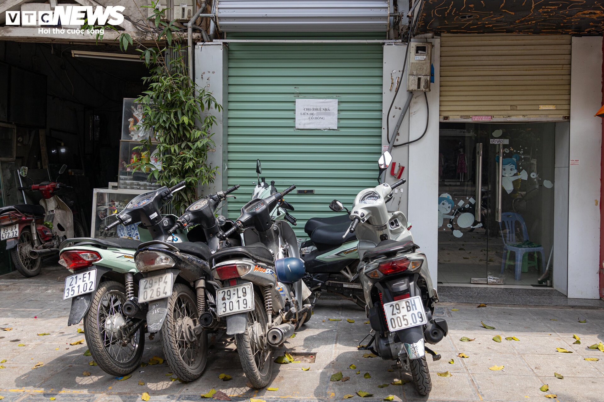 Hàng chục cửa hàng trên đất vàng phố Huế, Hà Nội đóng cửa, treo biển cho thuê - 7