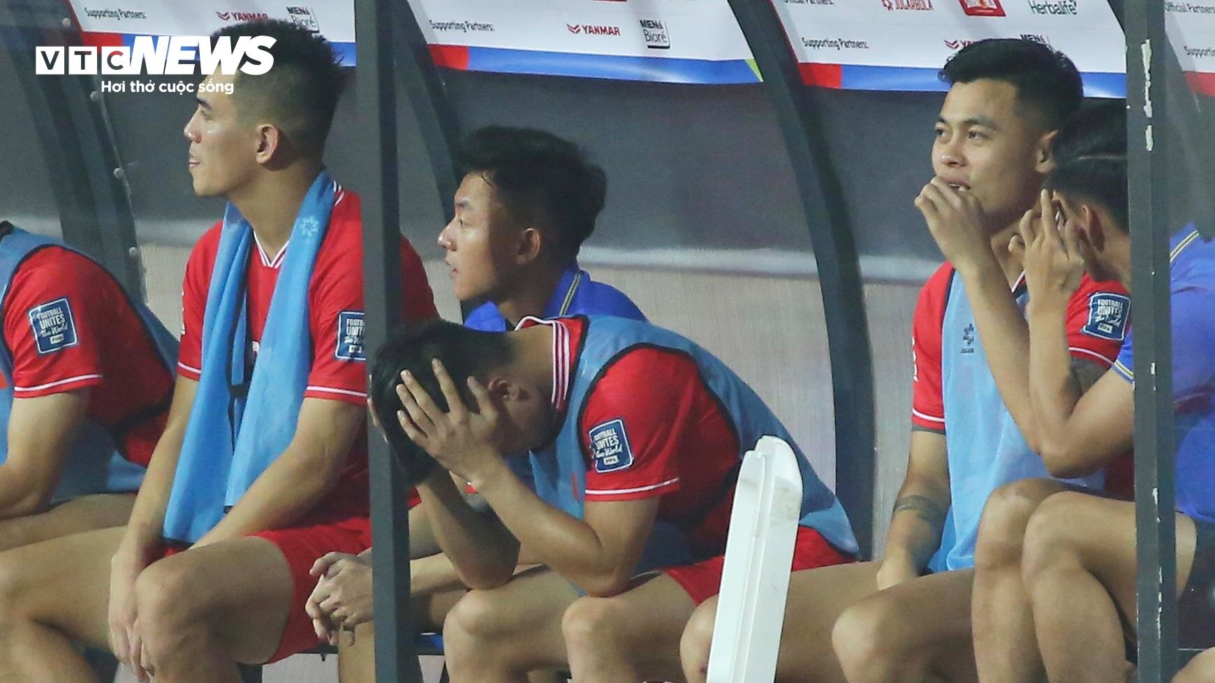 99 phút HLV Troussier 'hoá tượng đá' nhìn tuyển Việt Nam thua thảm Indonesia - 10