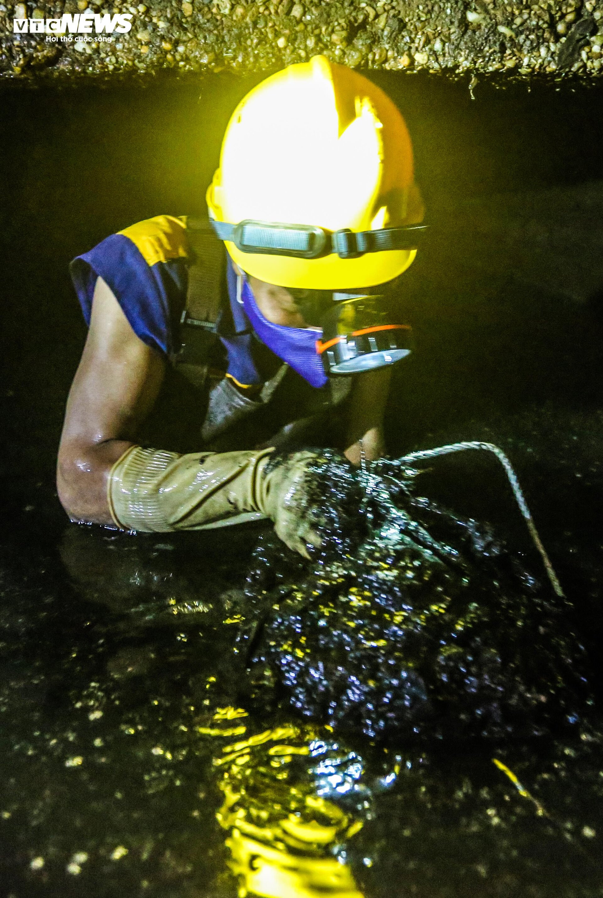 Những người nếm nước đen, hít mùi bùn thải dưới cống ngầm Hà Nội - 9
