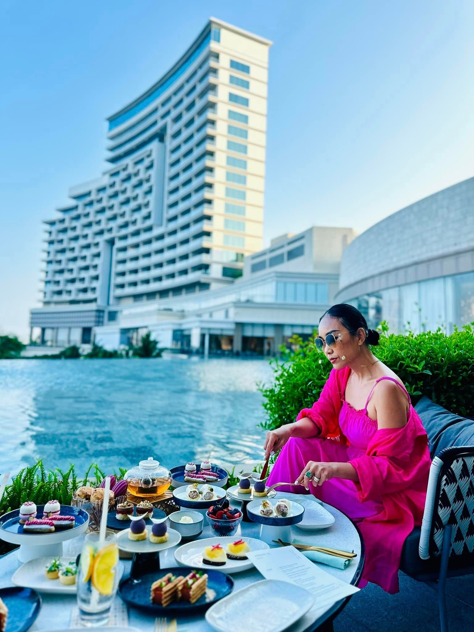 Sao Việt 28/3: Hoài Linh đưa mẹ về Việt Nam, Diễm Hương tình tứ bên chồng trẻ - 7