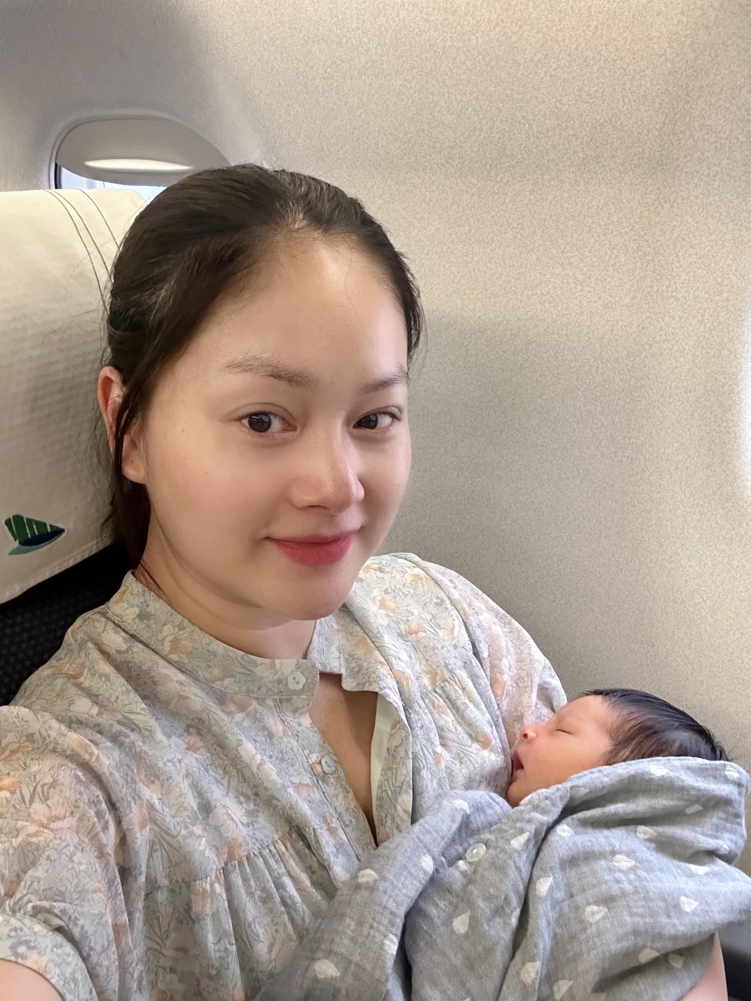 Sao Việt 28/3: Hoài Linh đưa mẹ về Việt Nam, Diễm Hương tình tứ bên chồng trẻ - 3