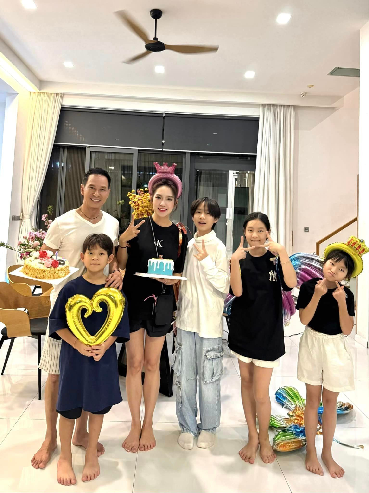 Sao Việt 28/3: Hoài Linh đưa mẹ về Việt Nam, Diễm Hương tình tứ bên chồng trẻ - 4