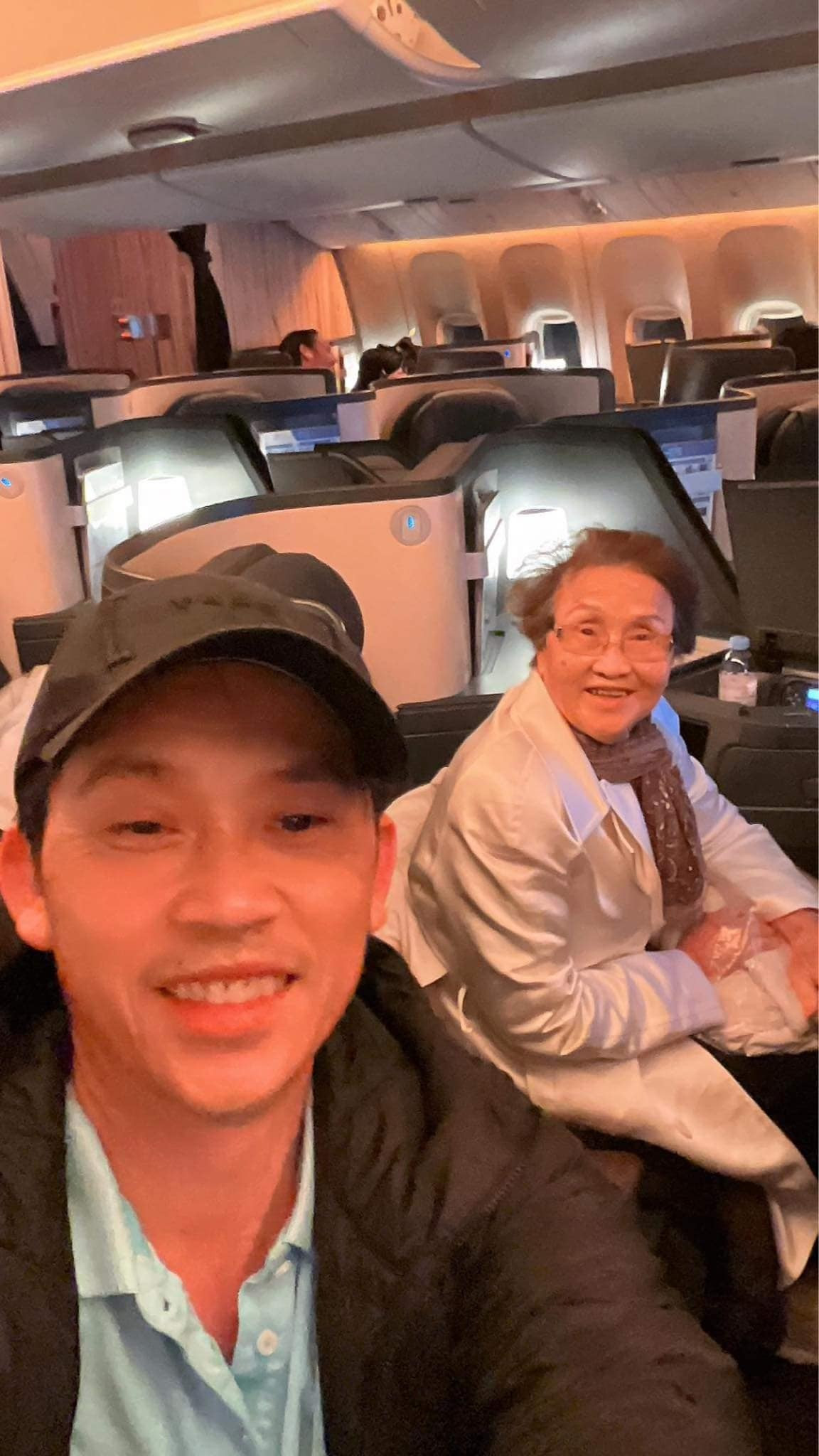 Sao Việt 28/3: Hoài Linh đưa mẹ về Việt Nam, Diễm Hương tình tứ bên chồng trẻ - 1