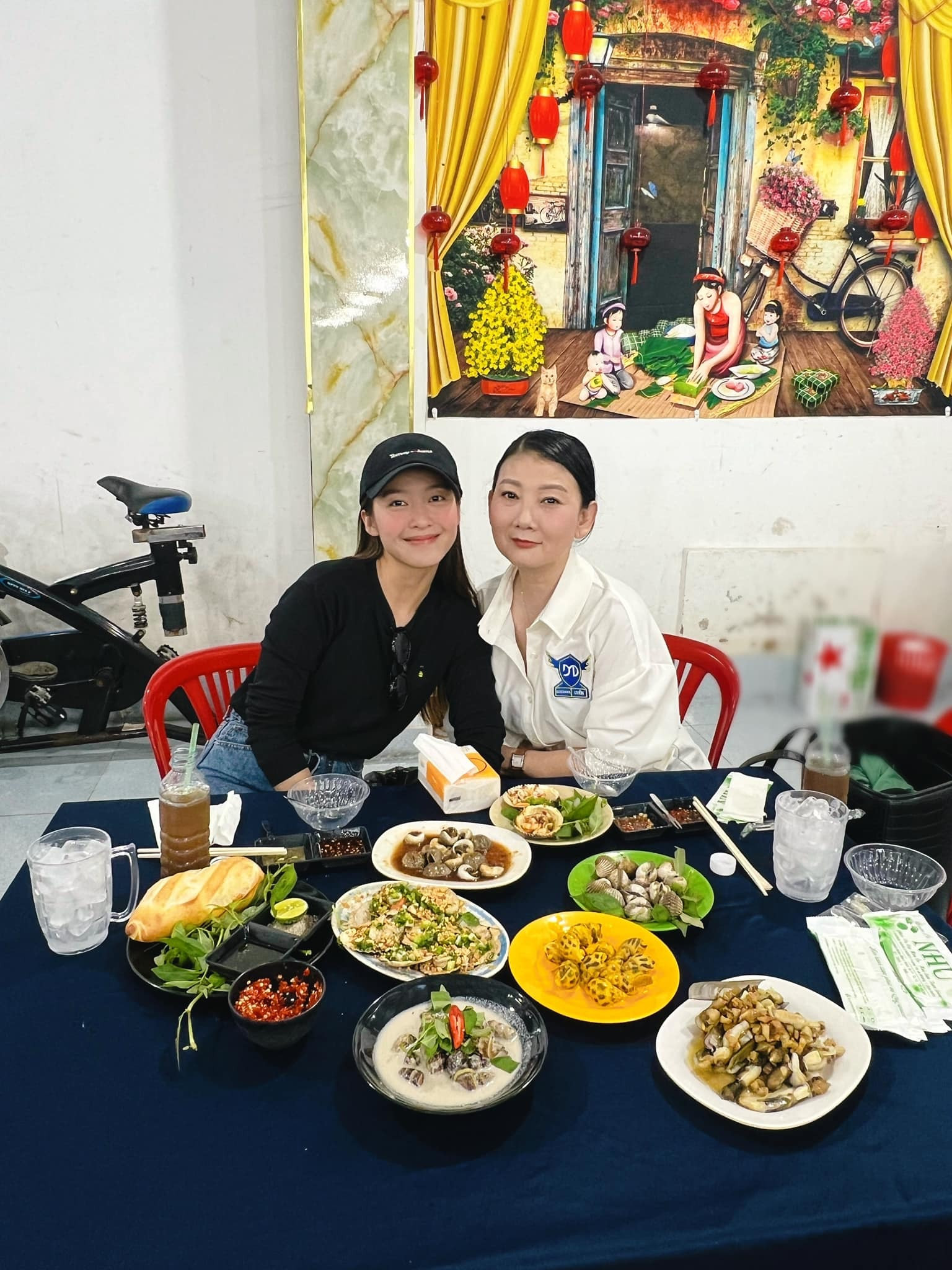 Sao Việt 28/3: Hoài Linh đưa mẹ về Việt Nam, Diễm Hương tình tứ bên chồng trẻ - 9