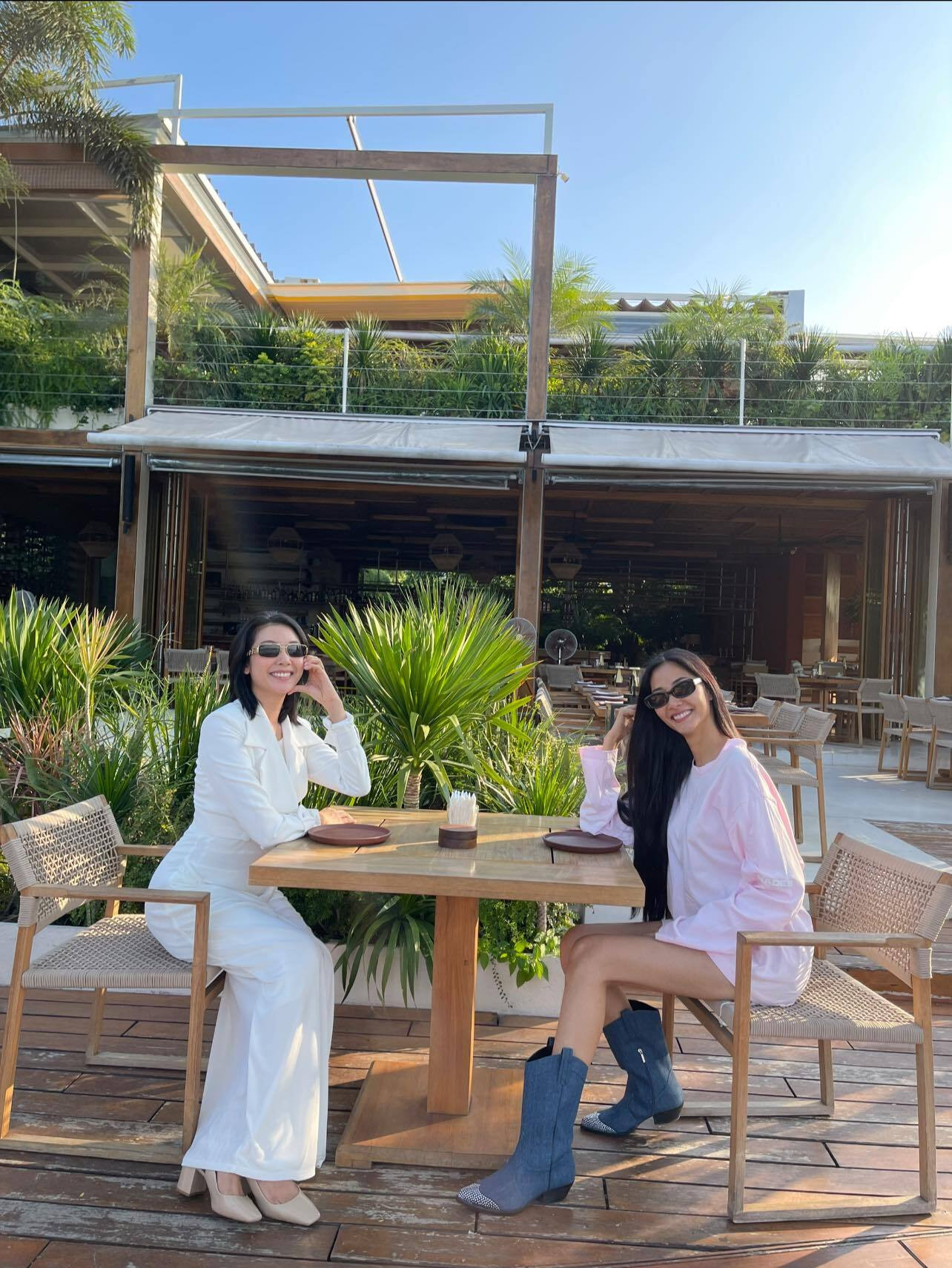 Sao Việt 28/3: Hoài Linh đưa mẹ về Việt Nam, Diễm Hương tình tứ bên chồng trẻ - 5