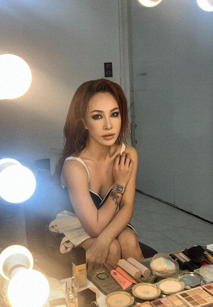 Sao Việt 28/3: Hoài Linh đưa mẹ về Việt Nam, Diễm Hương tình tứ bên chồng trẻ - 8