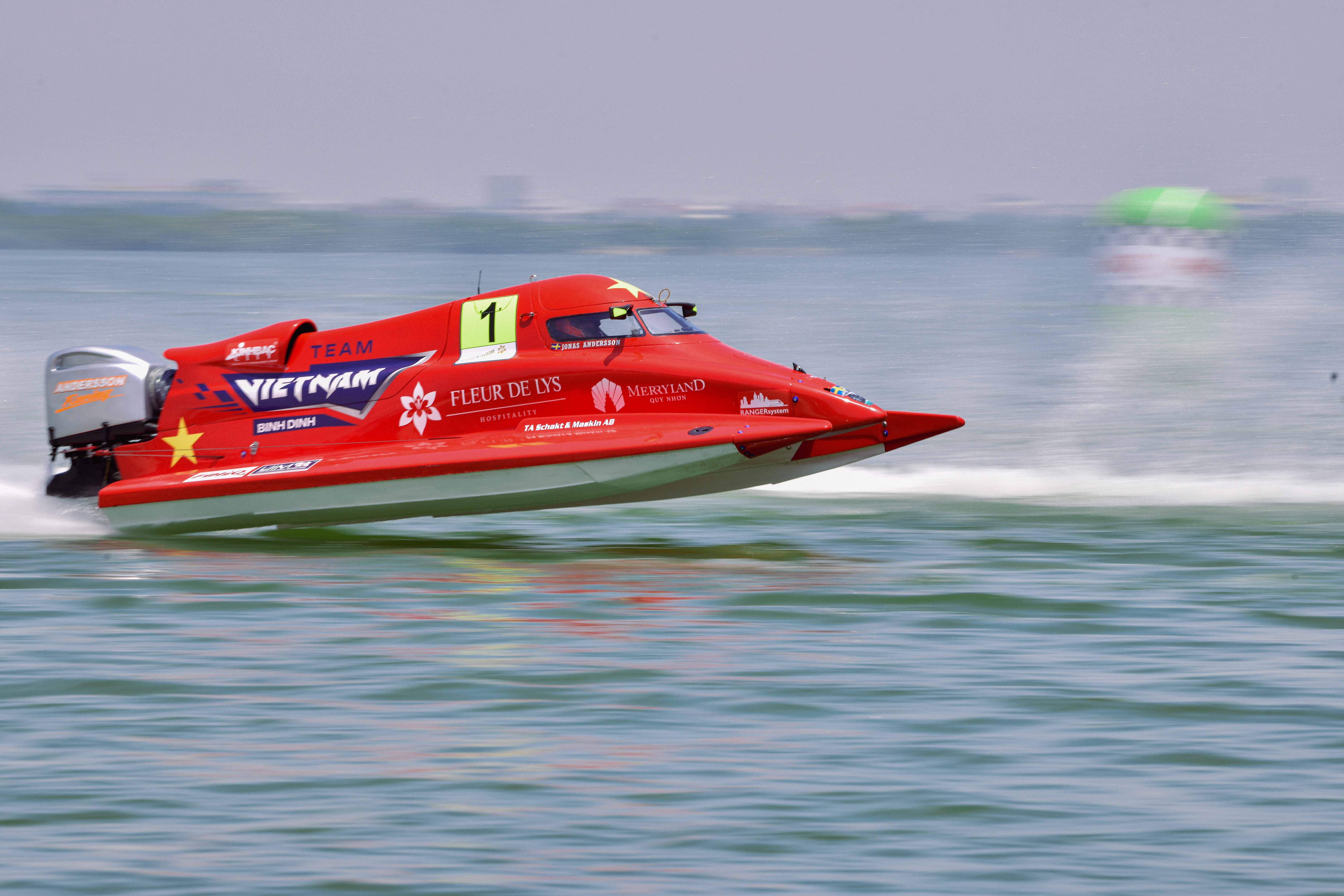 Đội Việt Nam cưỡi 'cỗ máy 18 tỷ' lướt sóng rượt đuổi đối thủ trên đầm Thị Nại - 15