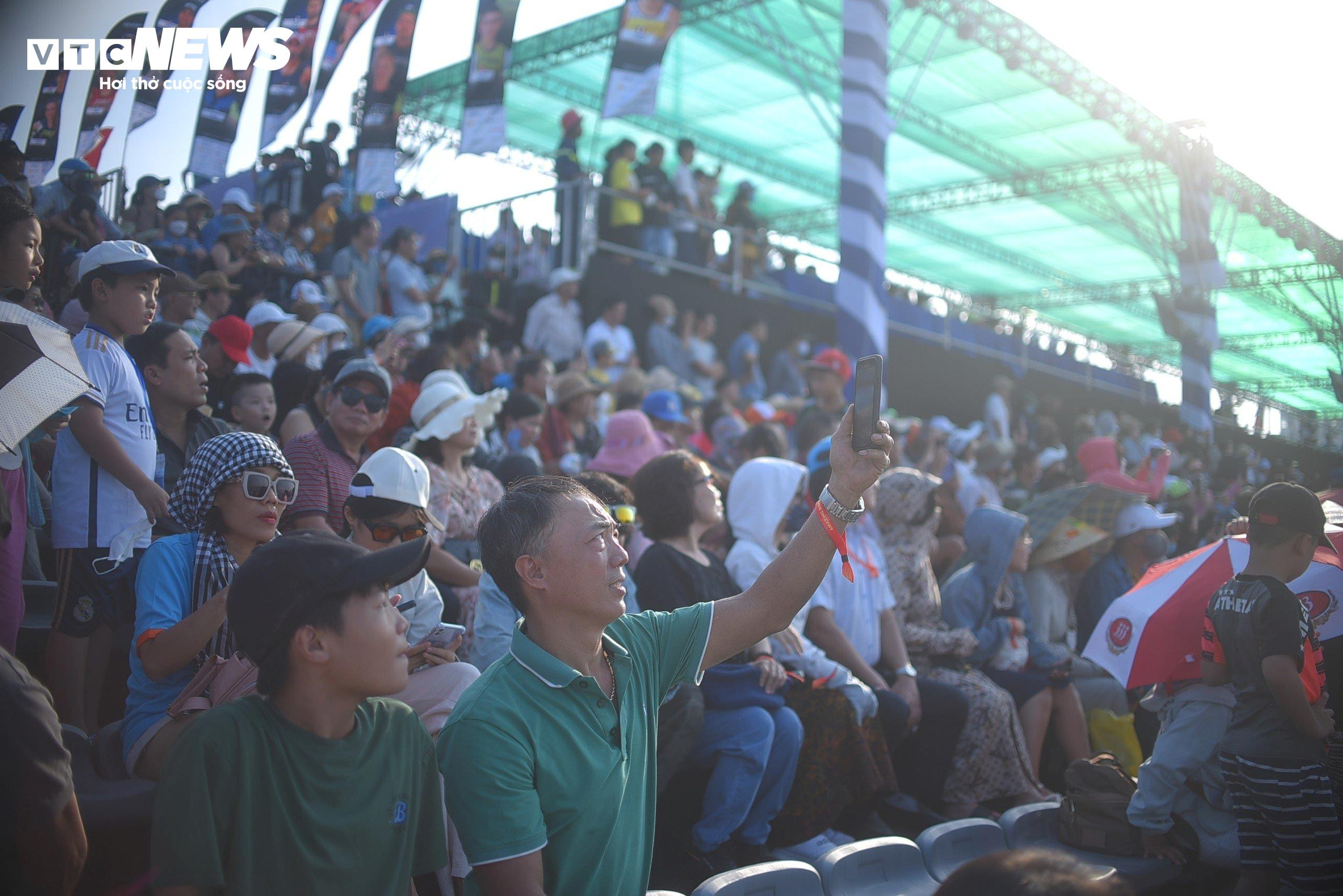 Đội Việt Nam cưỡi 'cỗ máy 18 tỷ' lướt sóng rượt đuổi đối thủ trên đầm Thị Nại - 1