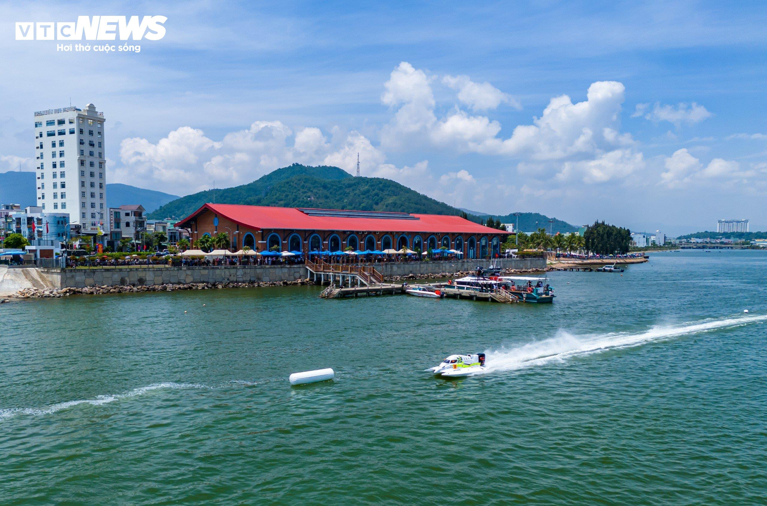 Đội Việt Nam cưỡi 'cỗ máy 18 tỷ' lướt sóng rượt đuổi đối thủ trên đầm Thị Nại - 3