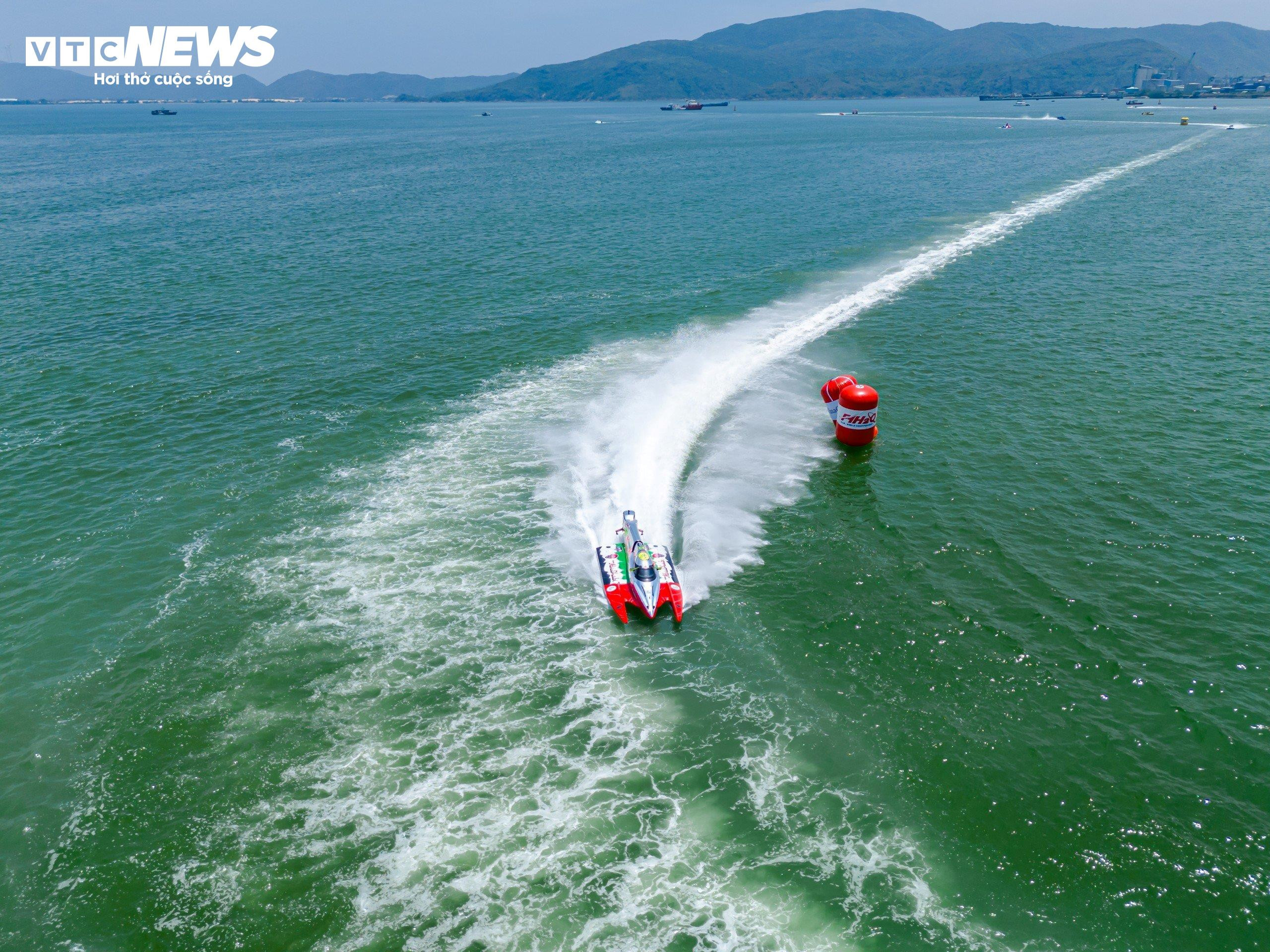 Đội Việt Nam cưỡi 'cỗ máy 18 tỷ' lướt sóng rượt đuổi đối thủ trên đầm Thị Nại - 4