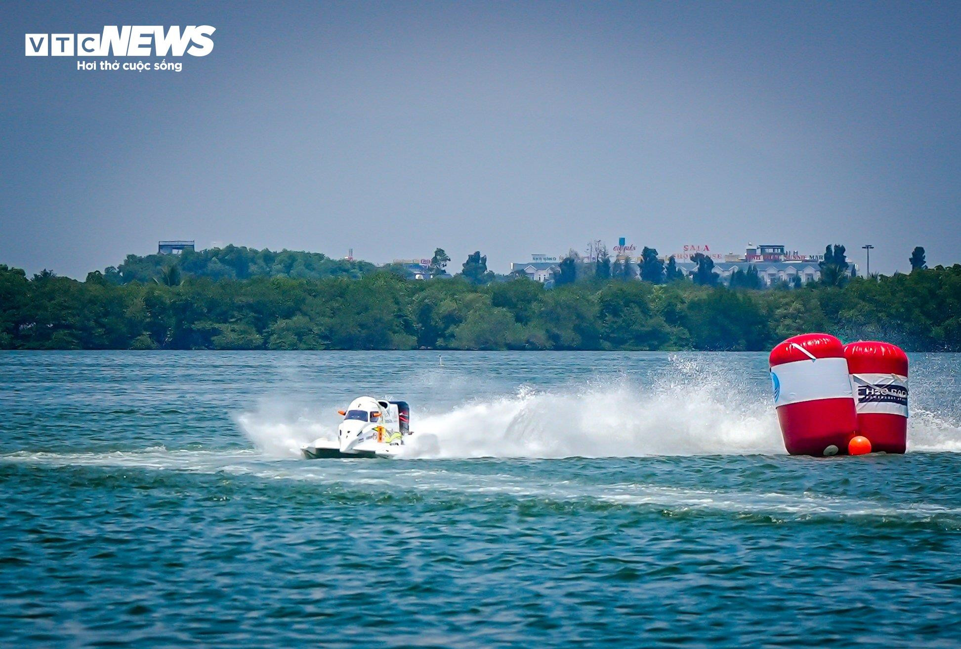 Đội Việt Nam cưỡi 'cỗ máy 18 tỷ' lướt sóng rượt đuổi đối thủ trên đầm Thị Nại - 9