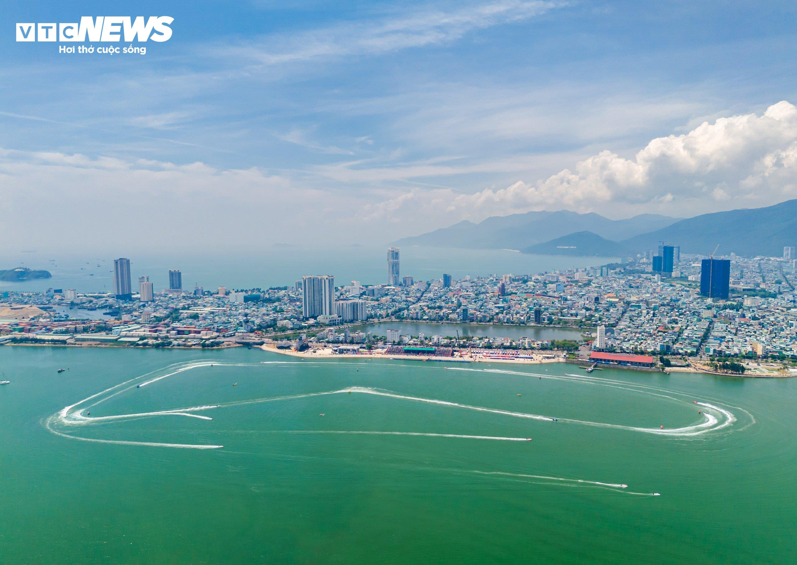 Đội Việt Nam cưỡi 'cỗ máy 18 tỷ' lướt sóng rượt đuổi đối thủ trên đầm Thị Nại - 10