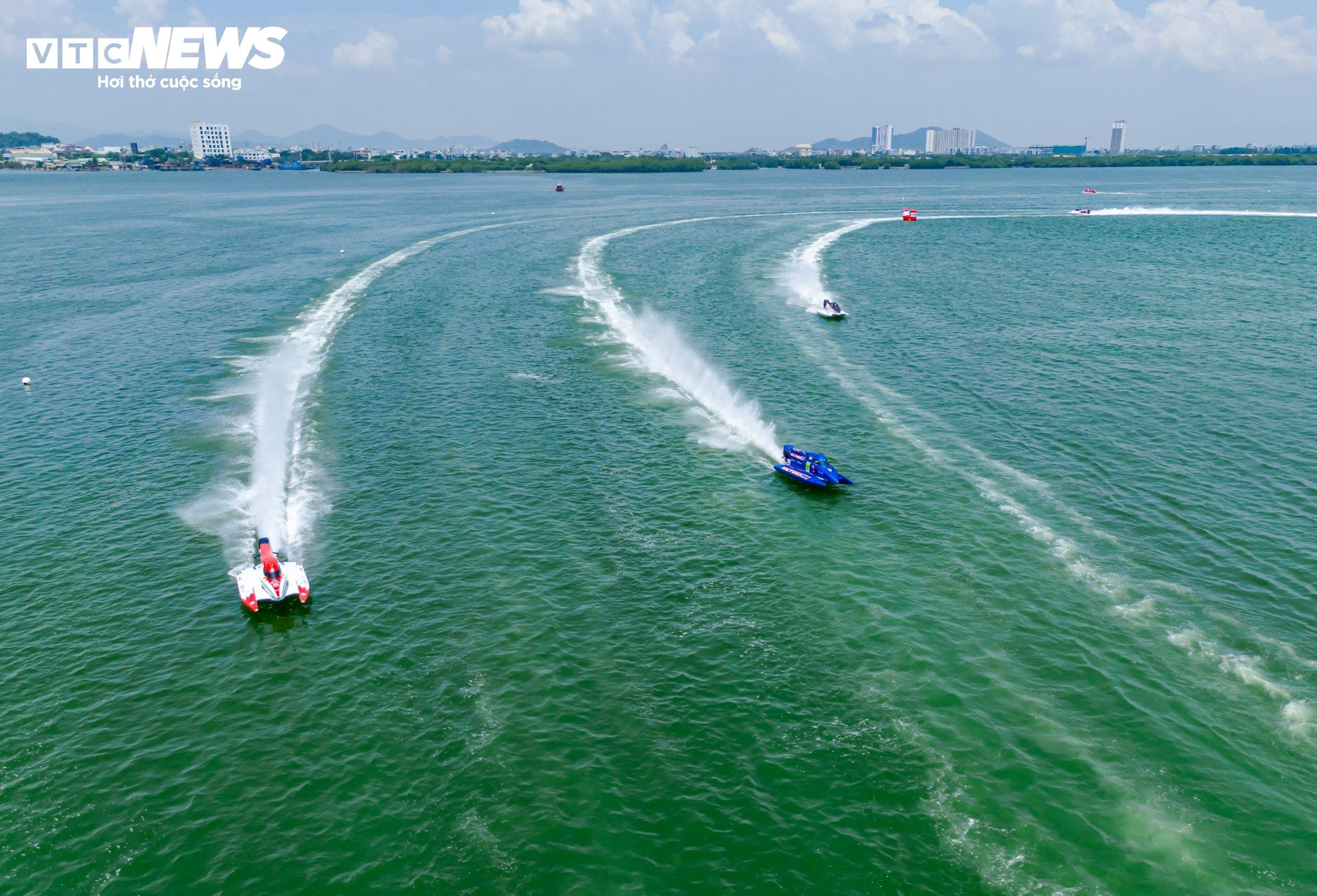 Đội Việt Nam cưỡi 'cỗ máy 18 tỷ' lướt sóng rượt đuổi đối thủ trên đầm Thị Nại - 2