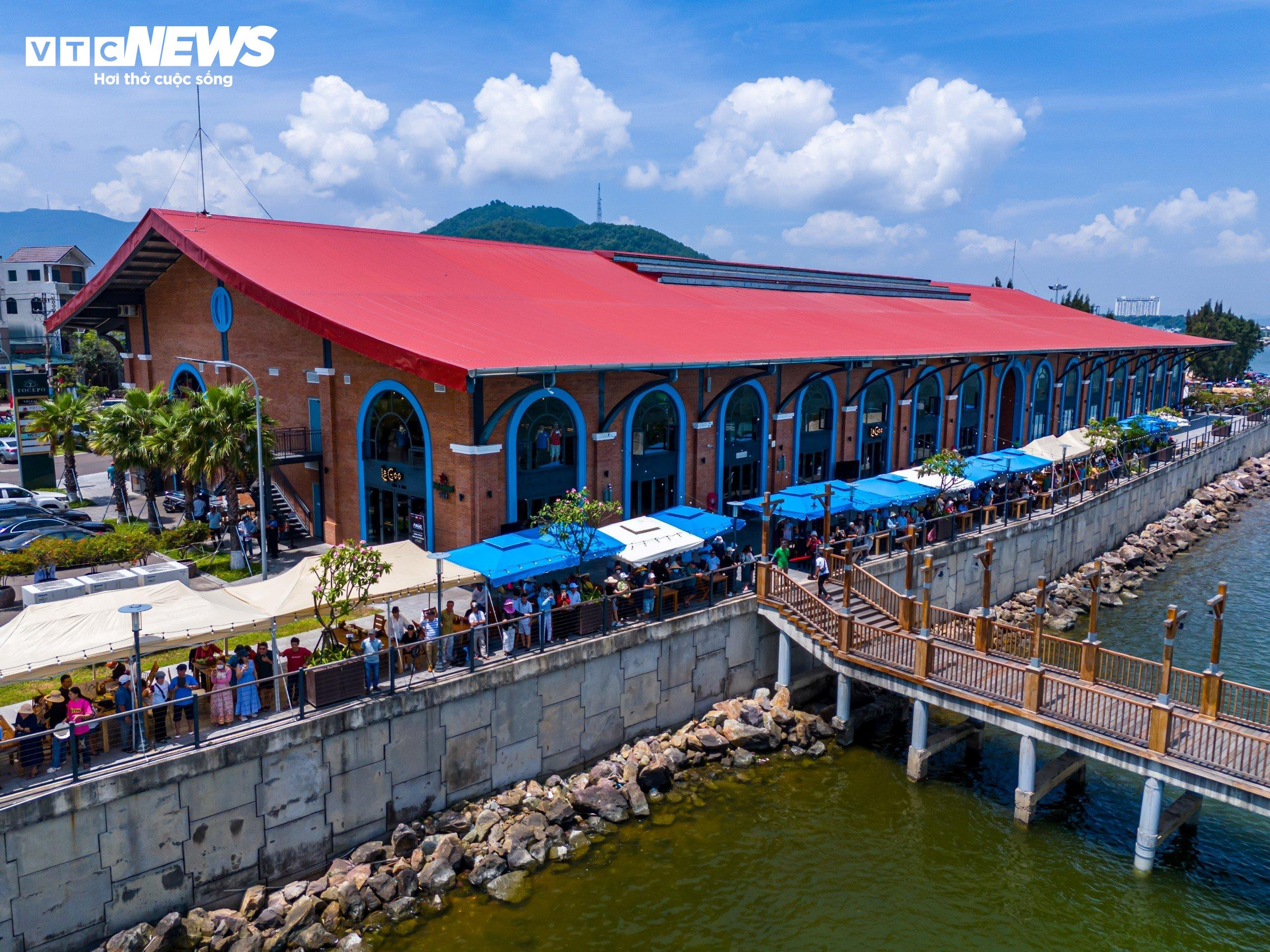 Đội Việt Nam cưỡi 'cỗ máy 18 tỷ' lướt sóng rượt đuổi đối thủ trên đầm Thị Nại - 12