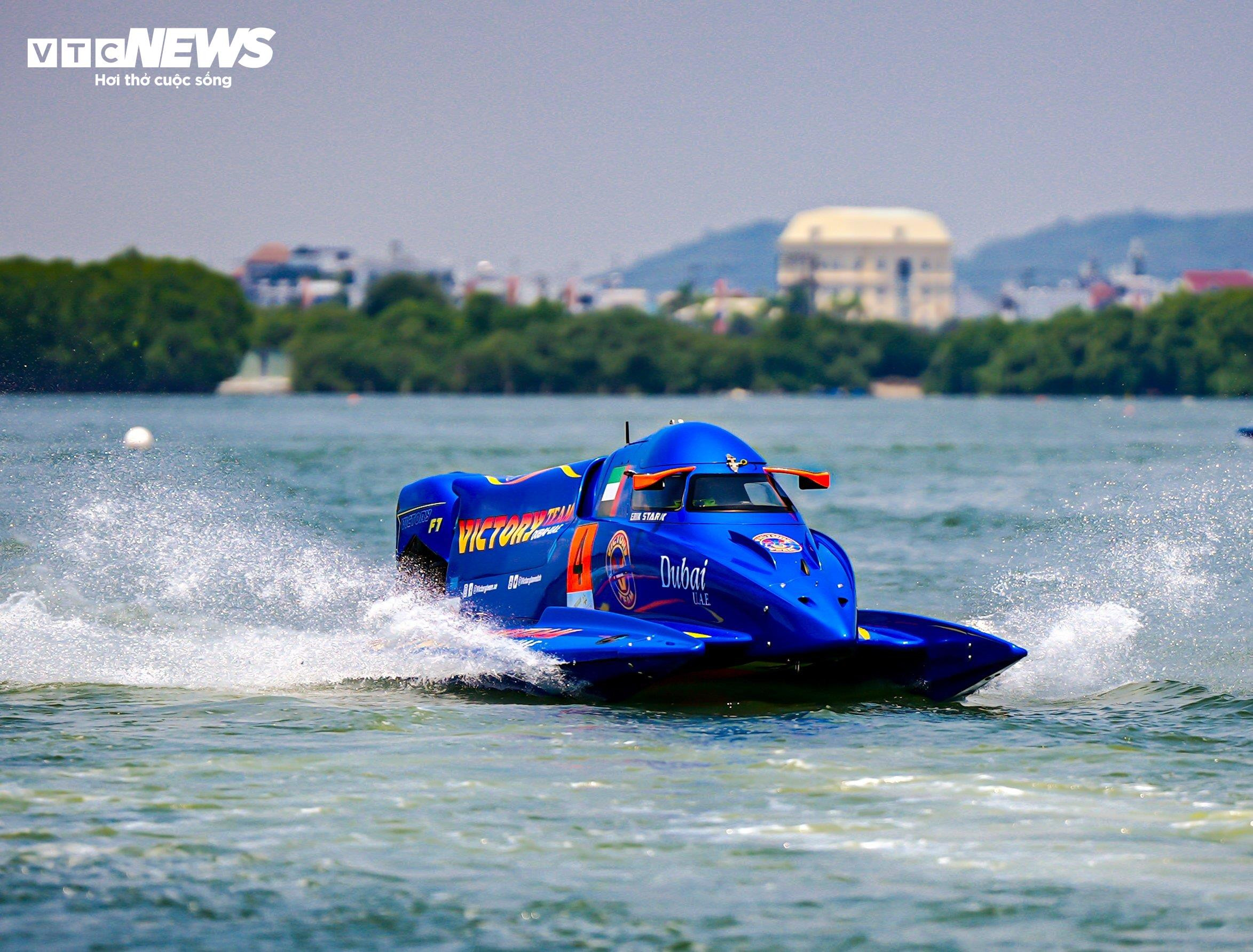 Đội Việt Nam cưỡi 'cỗ máy 18 tỷ' lướt sóng rượt đuổi đối thủ trên đầm Thị Nại - 13