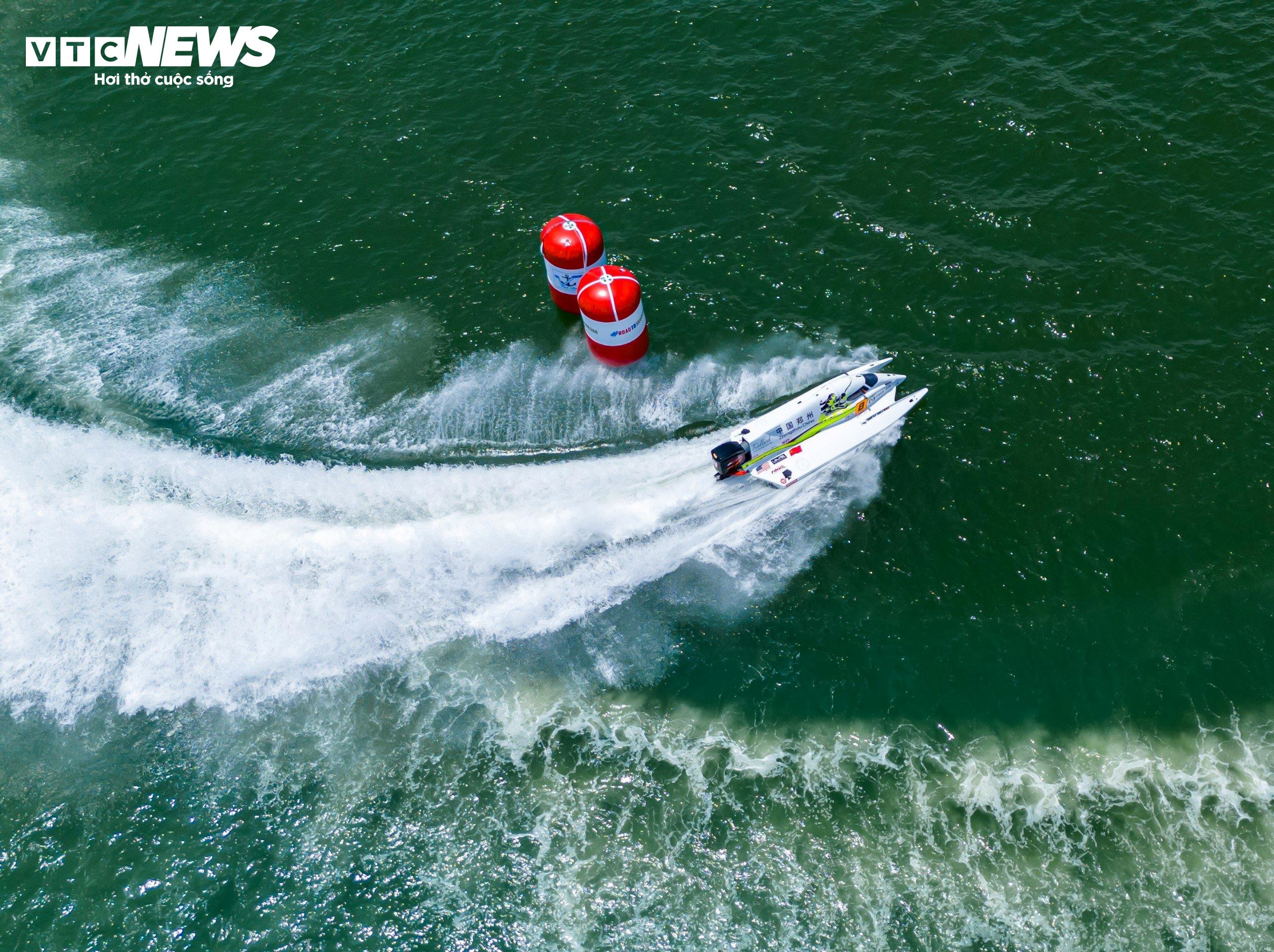 Đội Việt Nam cưỡi 'cỗ máy 18 tỷ' lướt sóng rượt đuổi đối thủ trên đầm Thị Nại - 11
