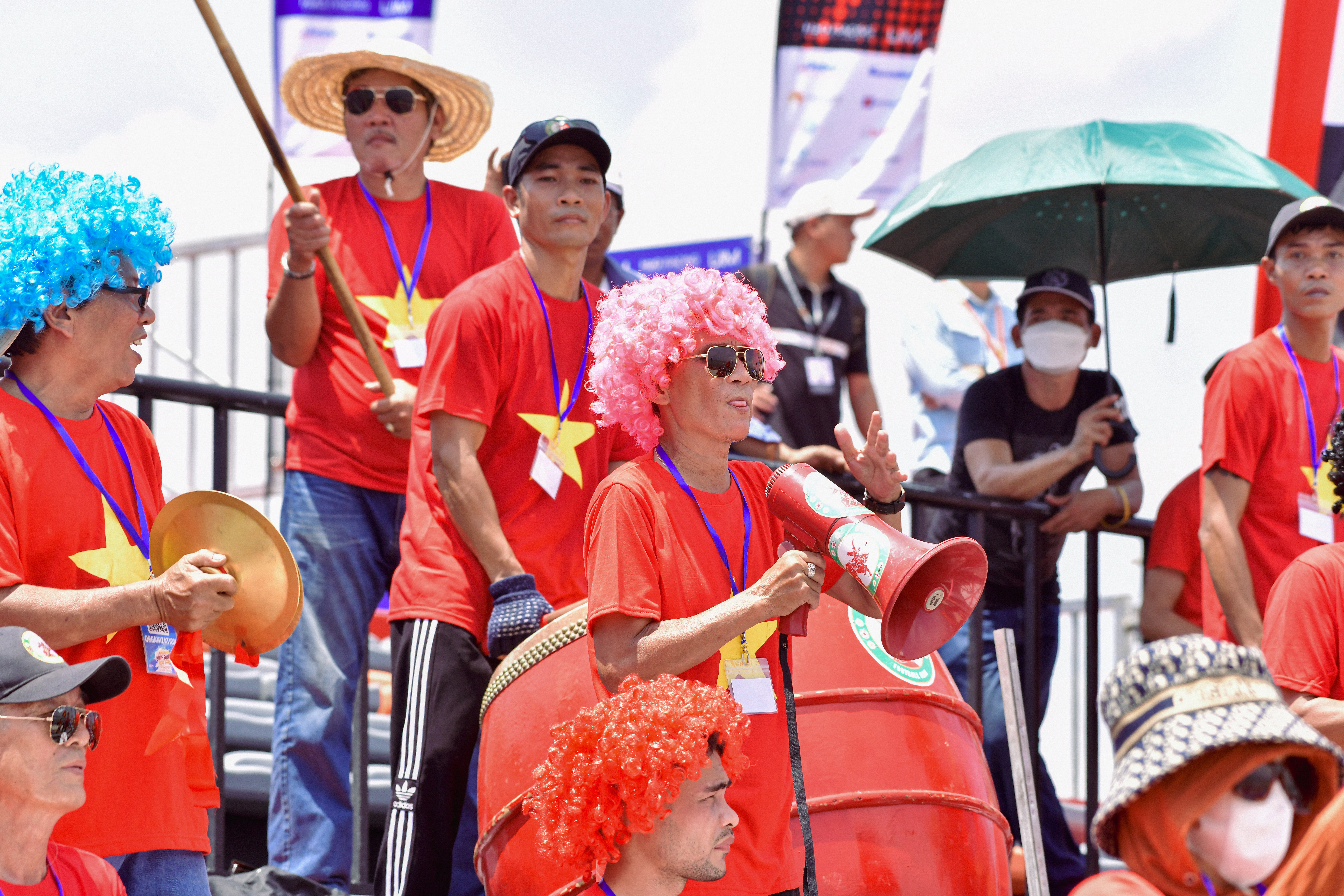 Đội Việt Nam cưỡi 'cỗ máy 18 tỷ' lướt sóng rượt đuổi đối thủ trên đầm Thị Nại - 8