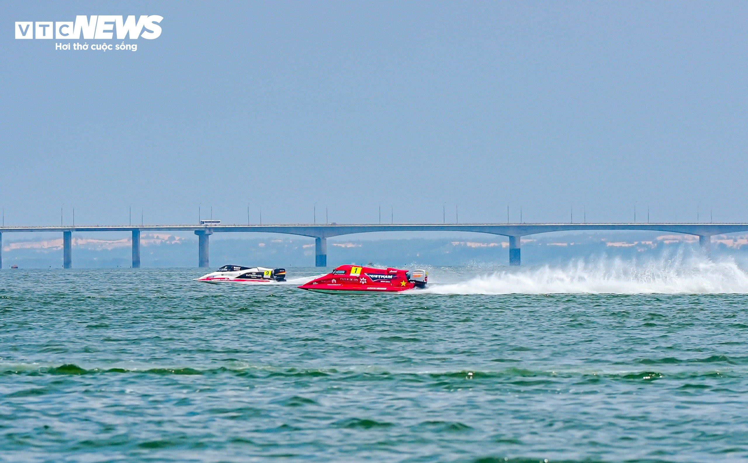 Đội Việt Nam cưỡi 'cỗ máy 18 tỷ' lướt sóng rượt đuổi đối thủ trên đầm Thị Nại - 6