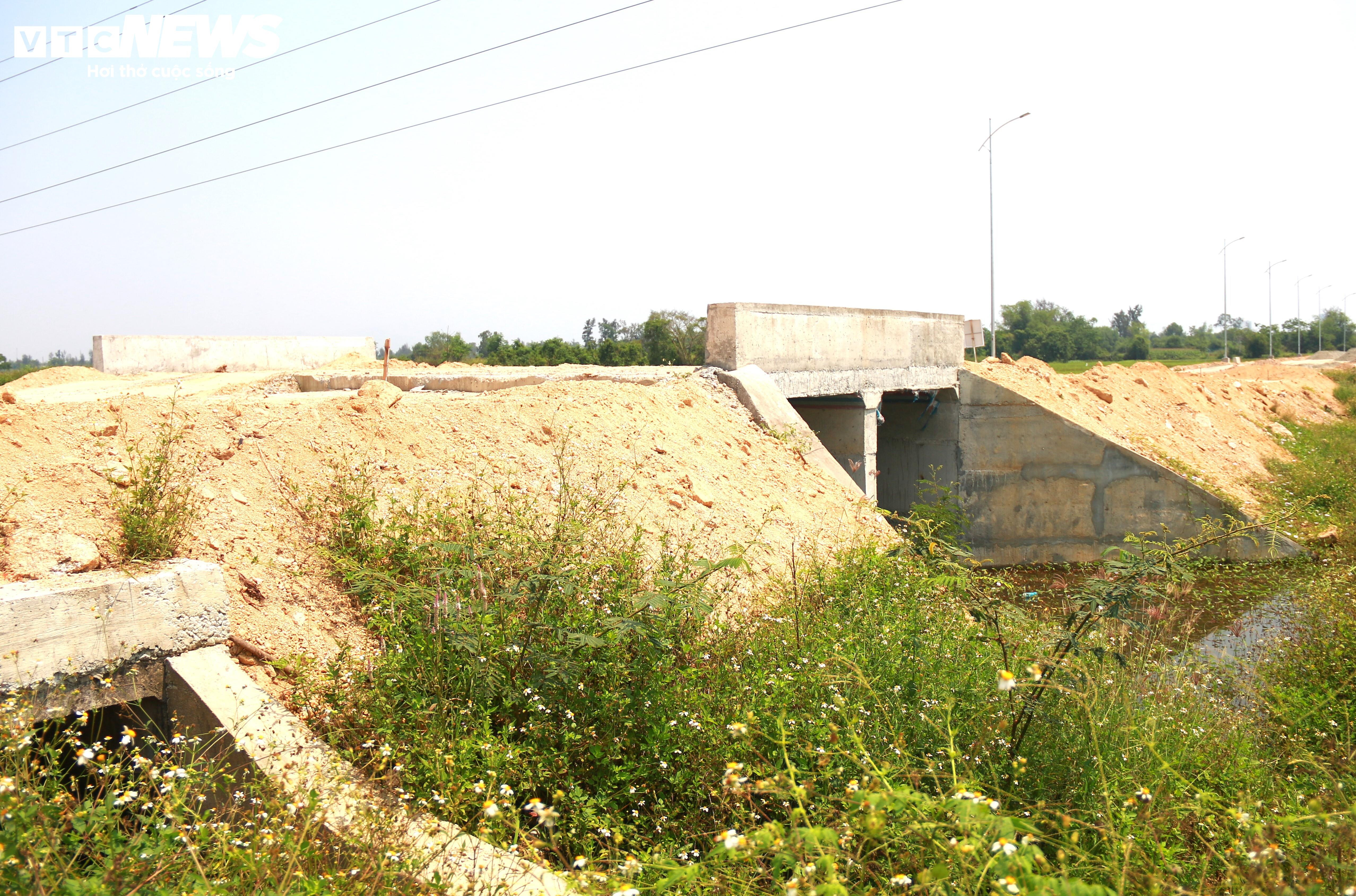 Vướng mặt bằng, cầu hàng trăm tỷ đồng ở Quảng Nam thi công kiểu 'rùa bò' - 8