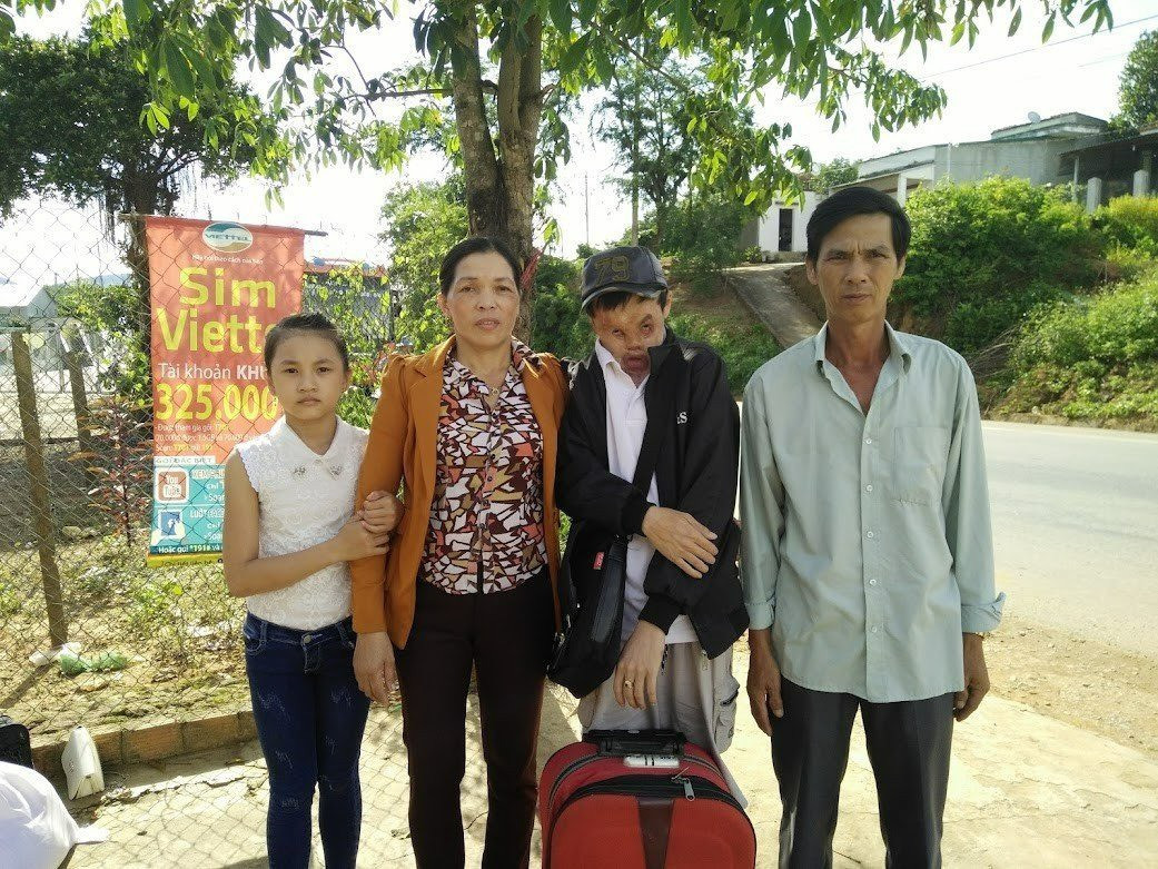 Bị bỏng biến dạng cơ thể, chàng trai hồi sinh sau 20 lần phẫu thuật - 1