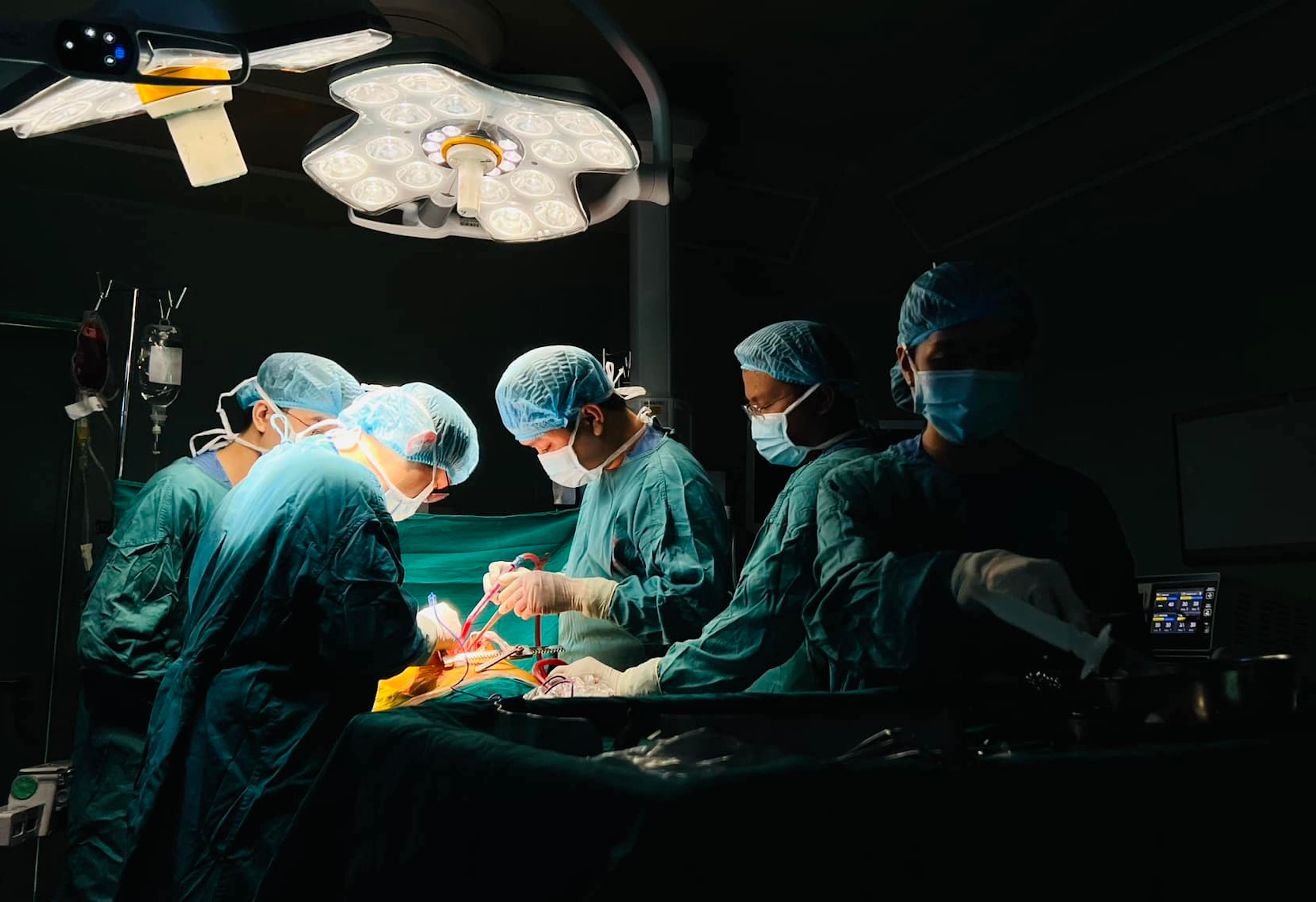 Cô gái hồi sinh từ quả thận của mẹ và 4 giờ căng thẳng trong phòng phẫu thuật - 9