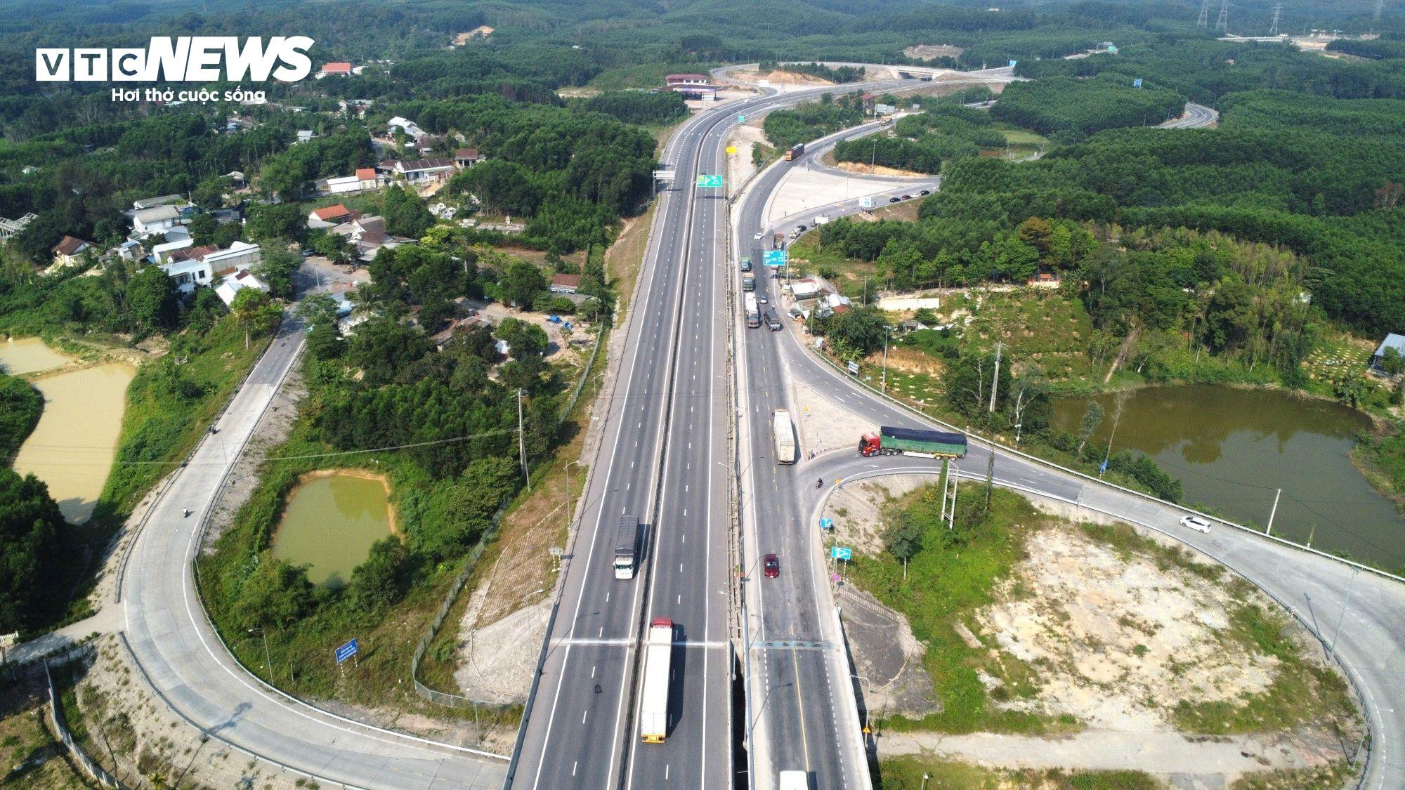 Ngày đầu cấm xe tải nặng tại cao tốc Cam Lộ-La Sơn: Nhiều xe phải quay đầu - 1