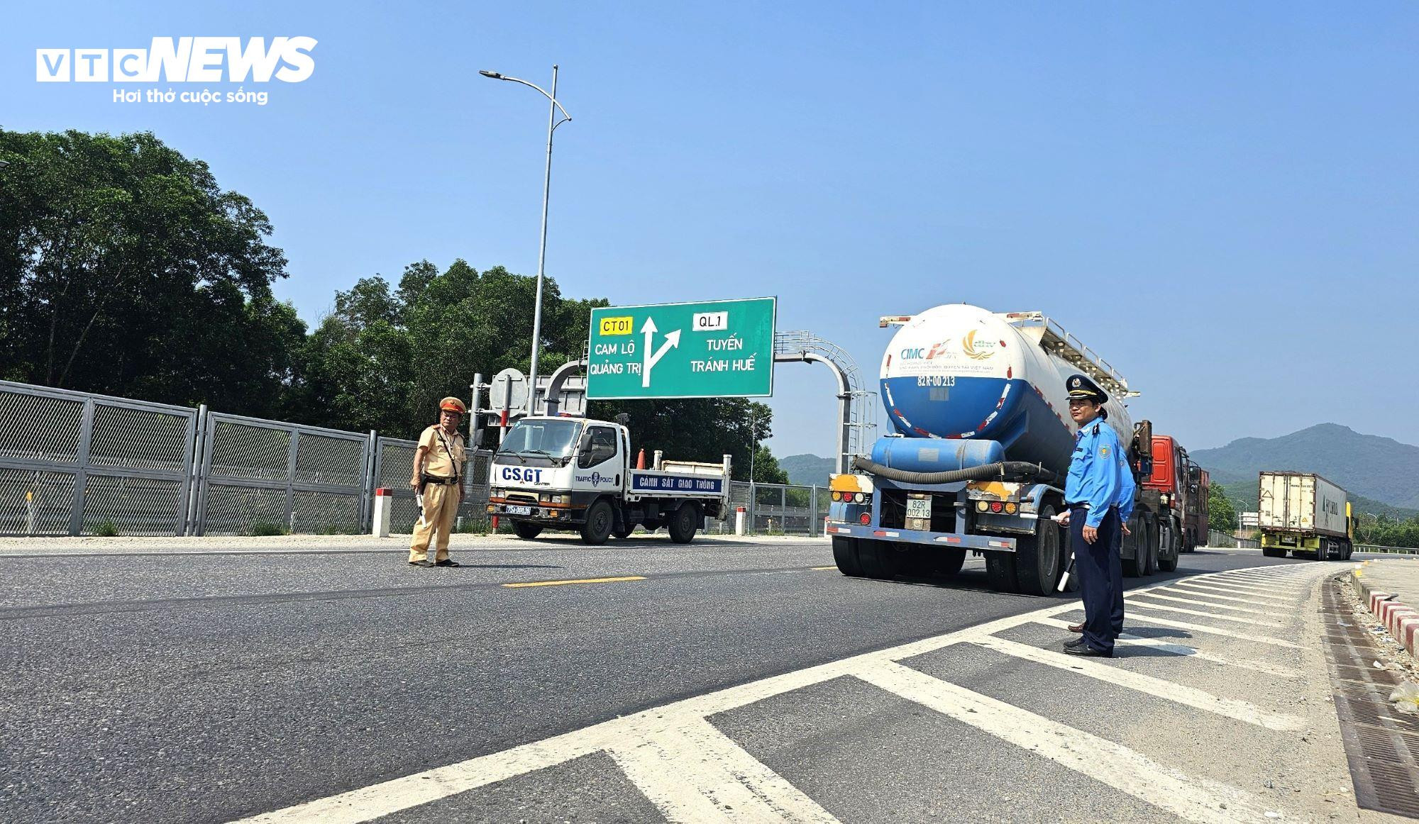 Ngày đầu cấm xe tải nặng tại cao tốc Cam Lộ-La Sơn: Nhiều xe phải quay đầu - 4