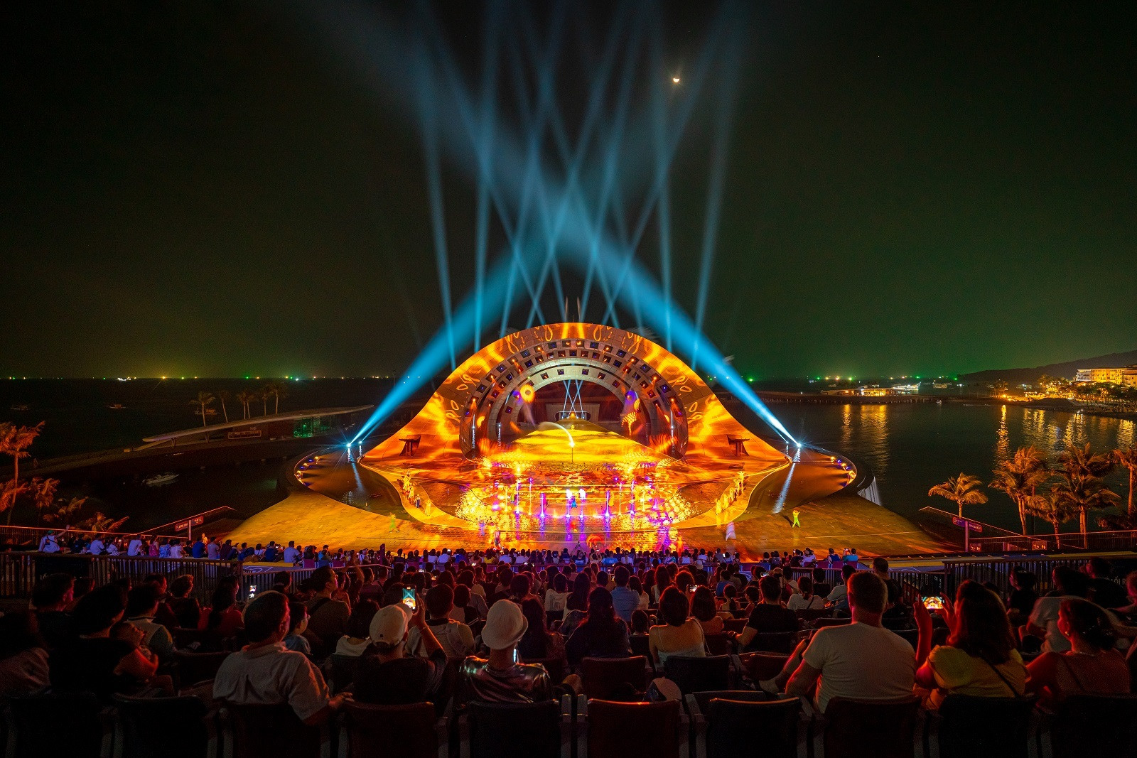 Bên cạnh chợ đêm, show trình diễn đa phương tiện “Nụ hôn của biển cả” bổ sung thêm trải nghiệm du lịch về đêm cho du khách. (Ảnh: Minh Tú)