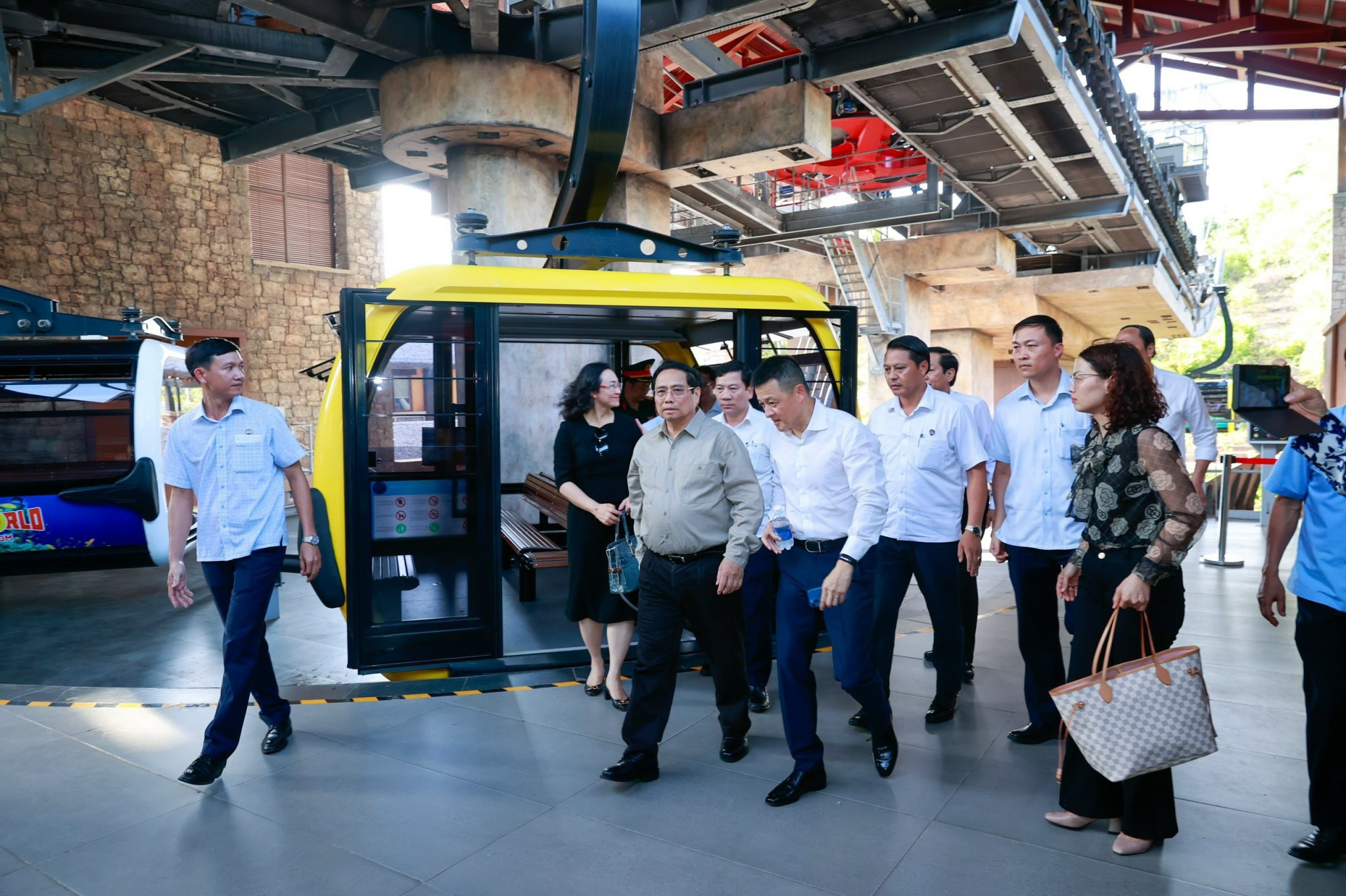 Thủ tướng khảo sát dự án cáp treo Hòn Thơm – tuyến cáp treo 3 dây dài nhất thế giới, nối từ phường An Thới qua các đảo Hòn Dừa, Hòn Rỏi tới đảo Hòn Thơm. (Ảnh: Nhật Bắc)