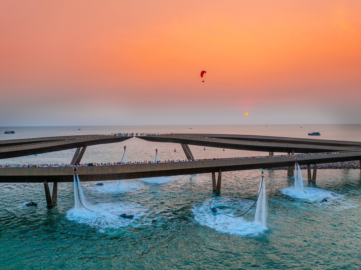 Các show nghệ thuật ở Thị trấn Hoàng Hôn như “Vòng xoáy Tình yêu” hay “Nụ hôn của biển cả” và màn trình diễn pháo hoa nghệ thuật hàng đêm đang là minh chứng việc các doanh nghiệp, địa phương đầu tư cho công nghiệp văn hóa để phát triển du lịch bền vững theo định hướng của Chính phủ. (Ảnh: Minh Khánh)