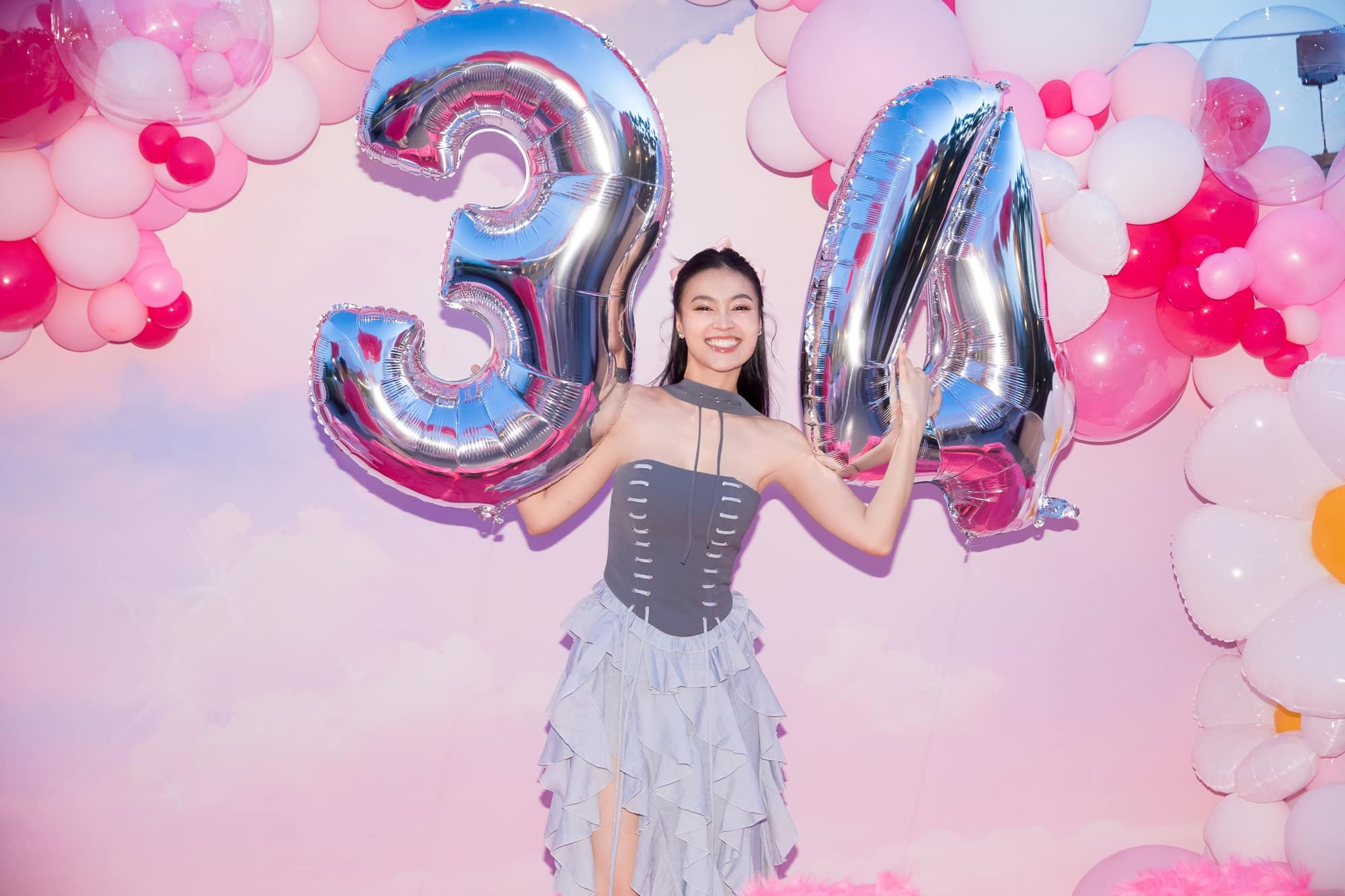 Sao Việt 7/4: Lệ Quyên khoe dáng gợi cảm, Nhã Phương đọ sắc cùng chị gái - 4