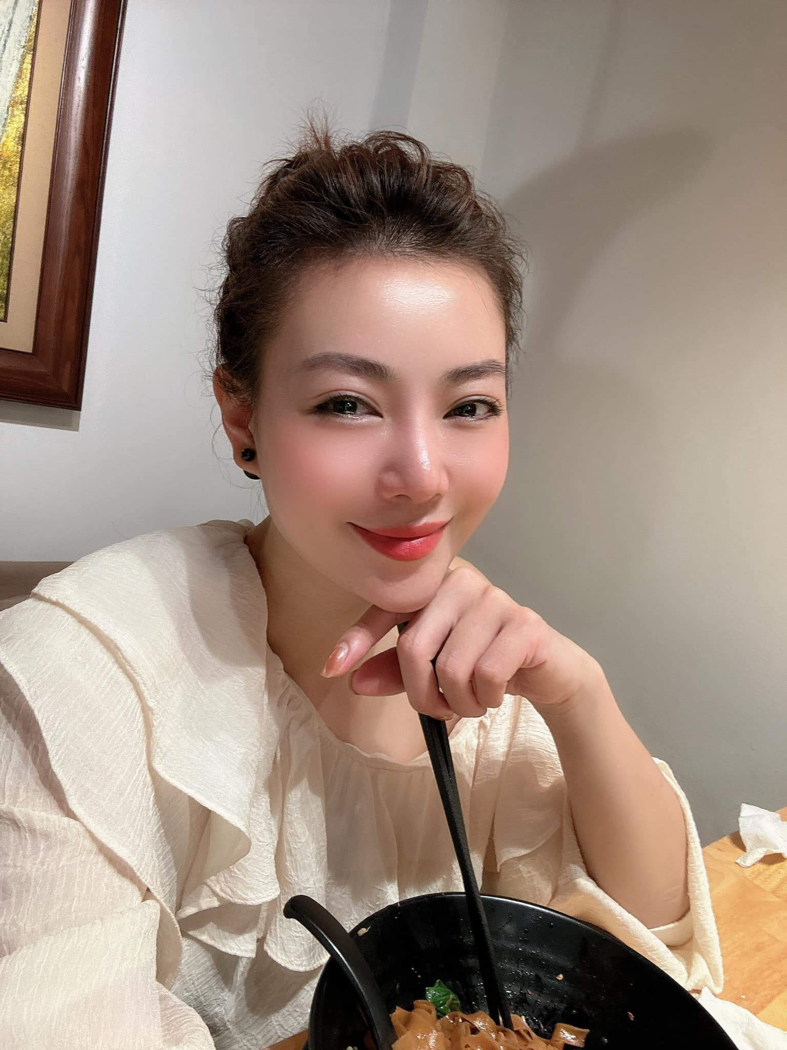 Sao Việt 7/4: Lệ Quyên khoe dáng gợi cảm, Nhã Phương đọ sắc cùng chị gái - 9