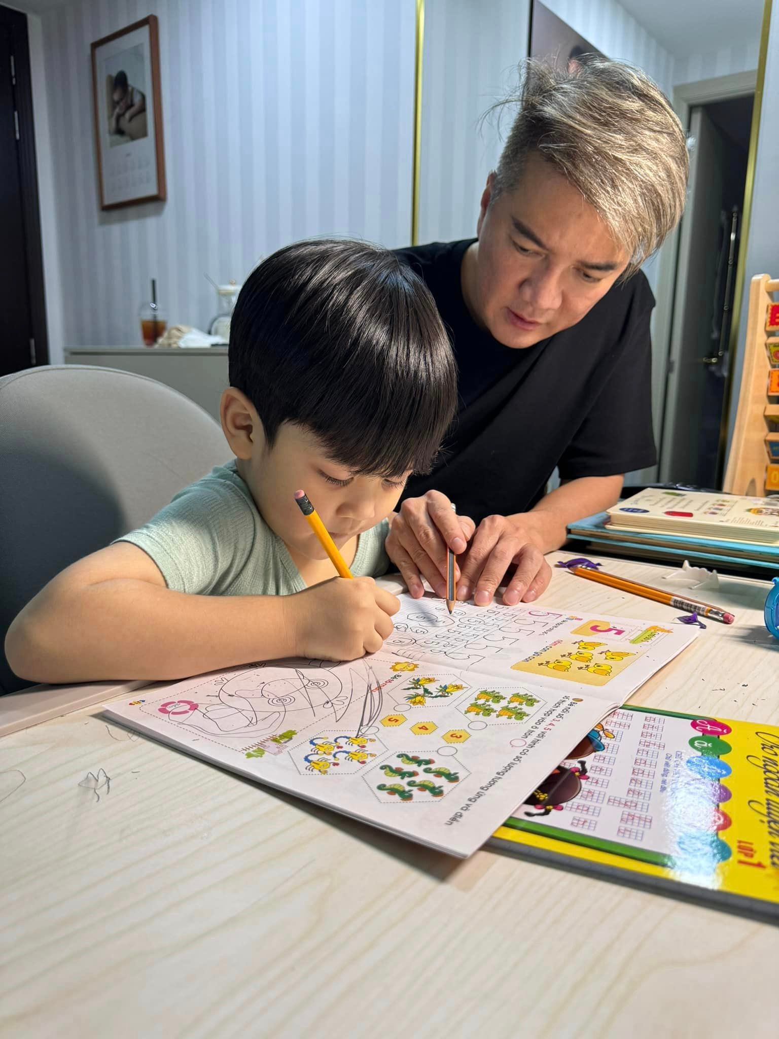 Sao Việt 6/4: Minh Tú đăng ký kết hôn, Đàm Vĩnh Hưng kèm con tập viết - 7