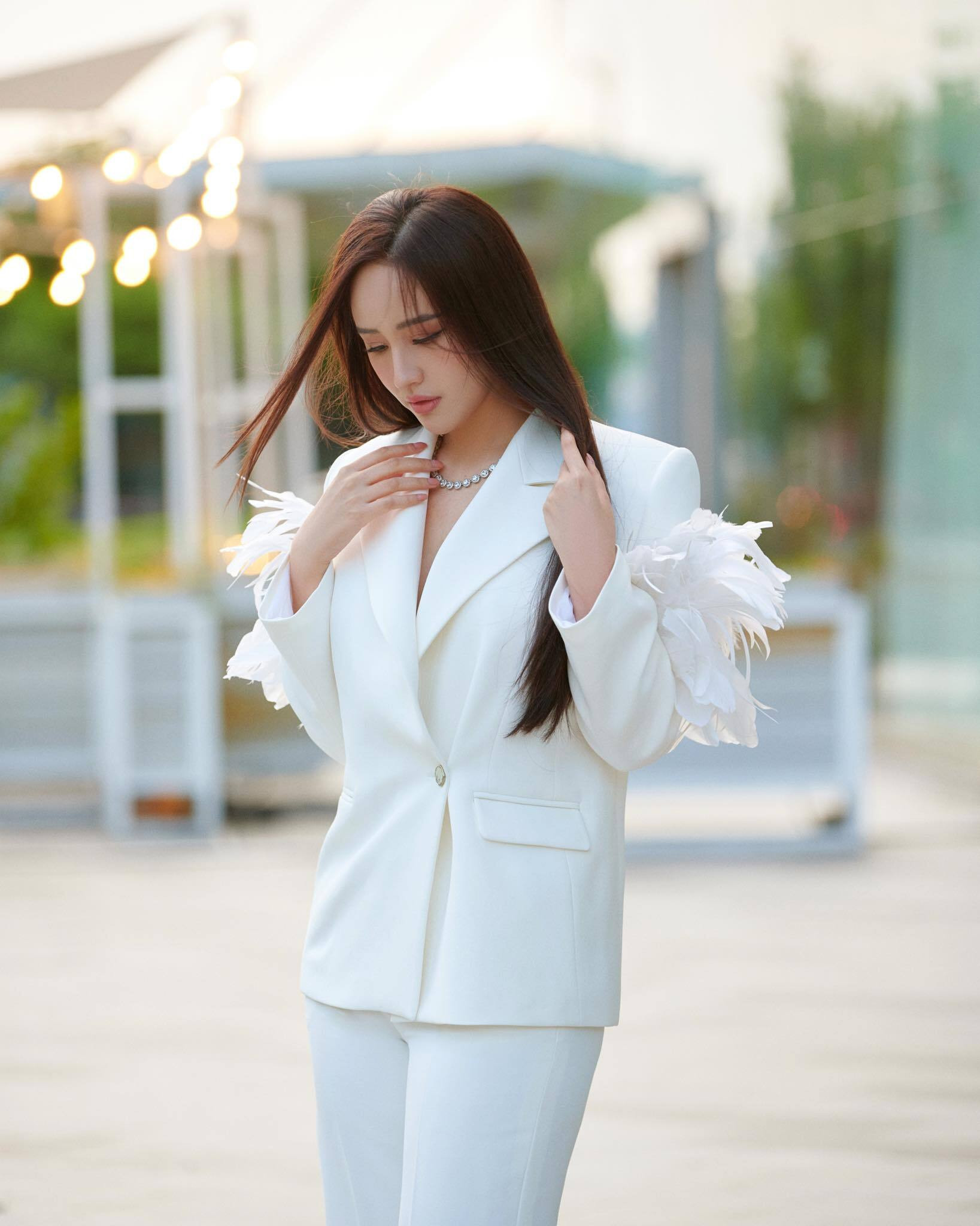 Sao Việt 6/4: Minh Tú đăng ký kết hôn, Đàm Vĩnh Hưng kèm con tập viết - 2