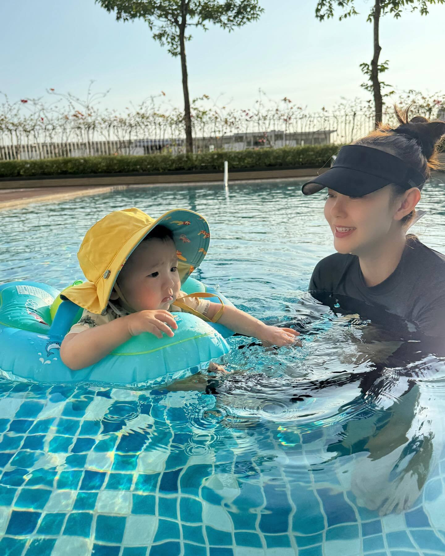 Sao Việt 8/4: Chồng Thanh Hằng ngọt ngào hôn vợ, Tuấn Hưng kỷ niệm 10 năm cưới - 8