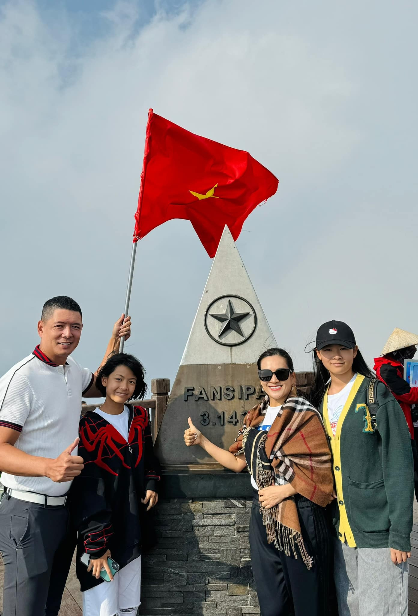 Sao Việt 8/4: Chồng Thanh Hằng ngọt ngào hôn vợ, Tuấn Hưng kỷ niệm 10 năm cưới - 9