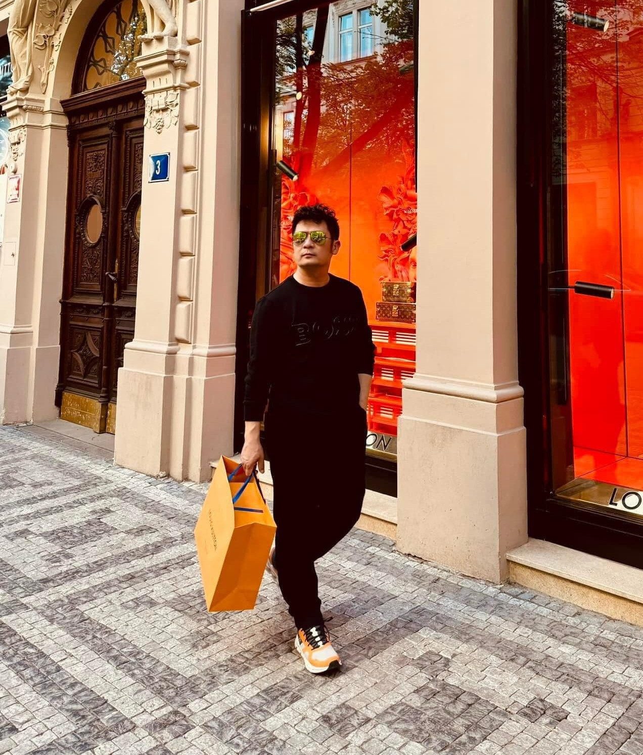 Sao Việt 8/4: Chồng Thanh Hằng ngọt ngào hôn vợ, Tuấn Hưng kỷ niệm 10 năm cưới - 5