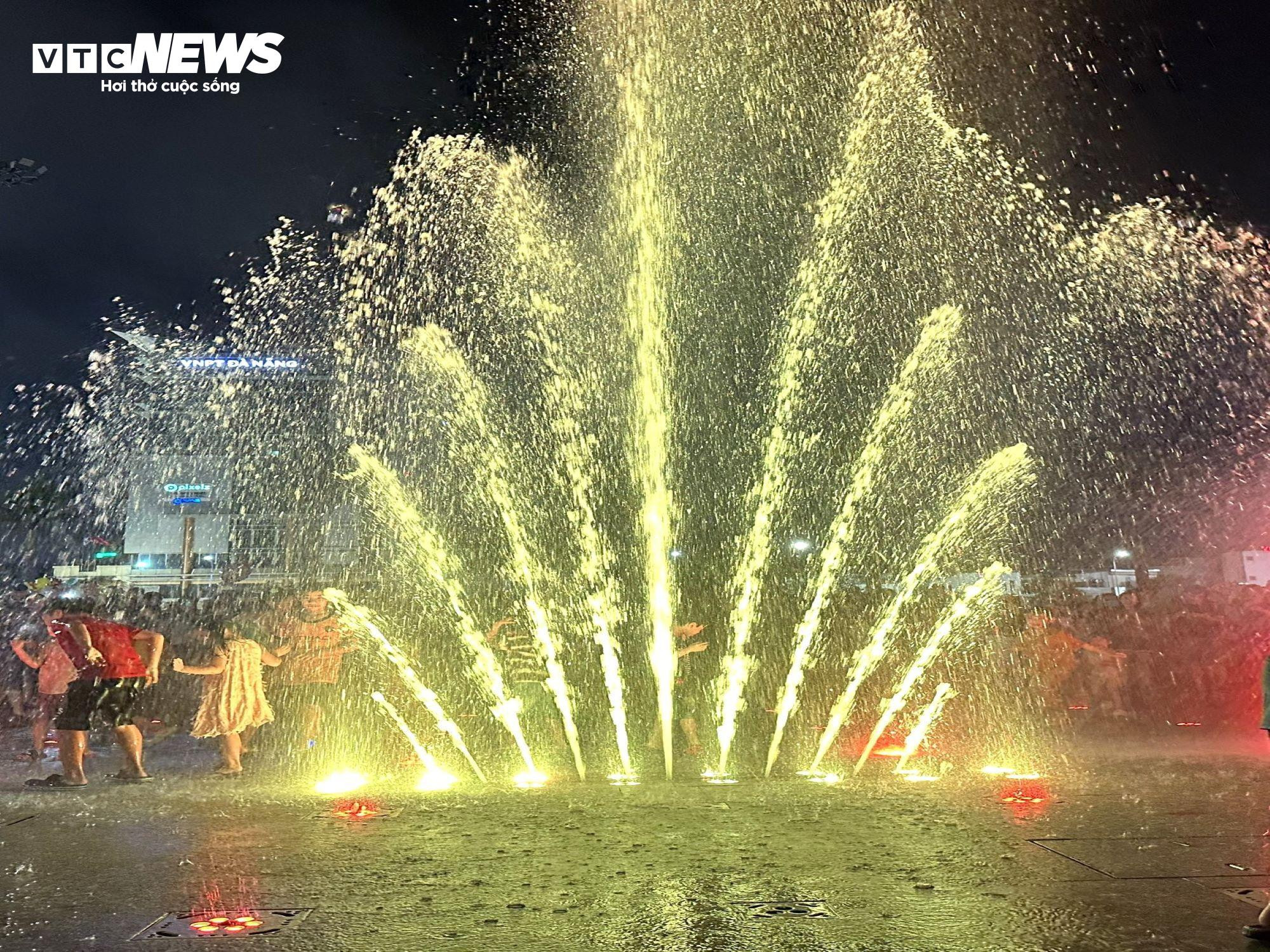 Sàn thử nghiệm trình diễn nhạc nước ở Đà Nẵng thành nơi tắm của trẻ - 10