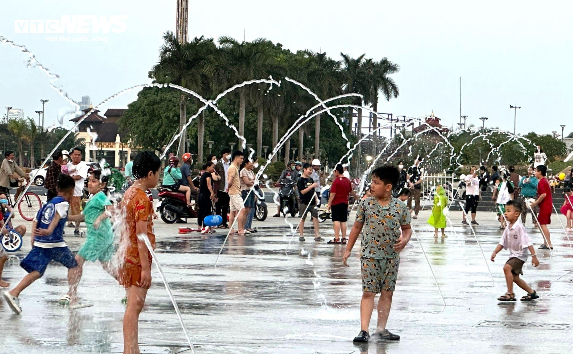 Sàn thử nghiệm trình diễn nhạc nước ở Đà Nẵng thành nơi tắm của trẻ - 9