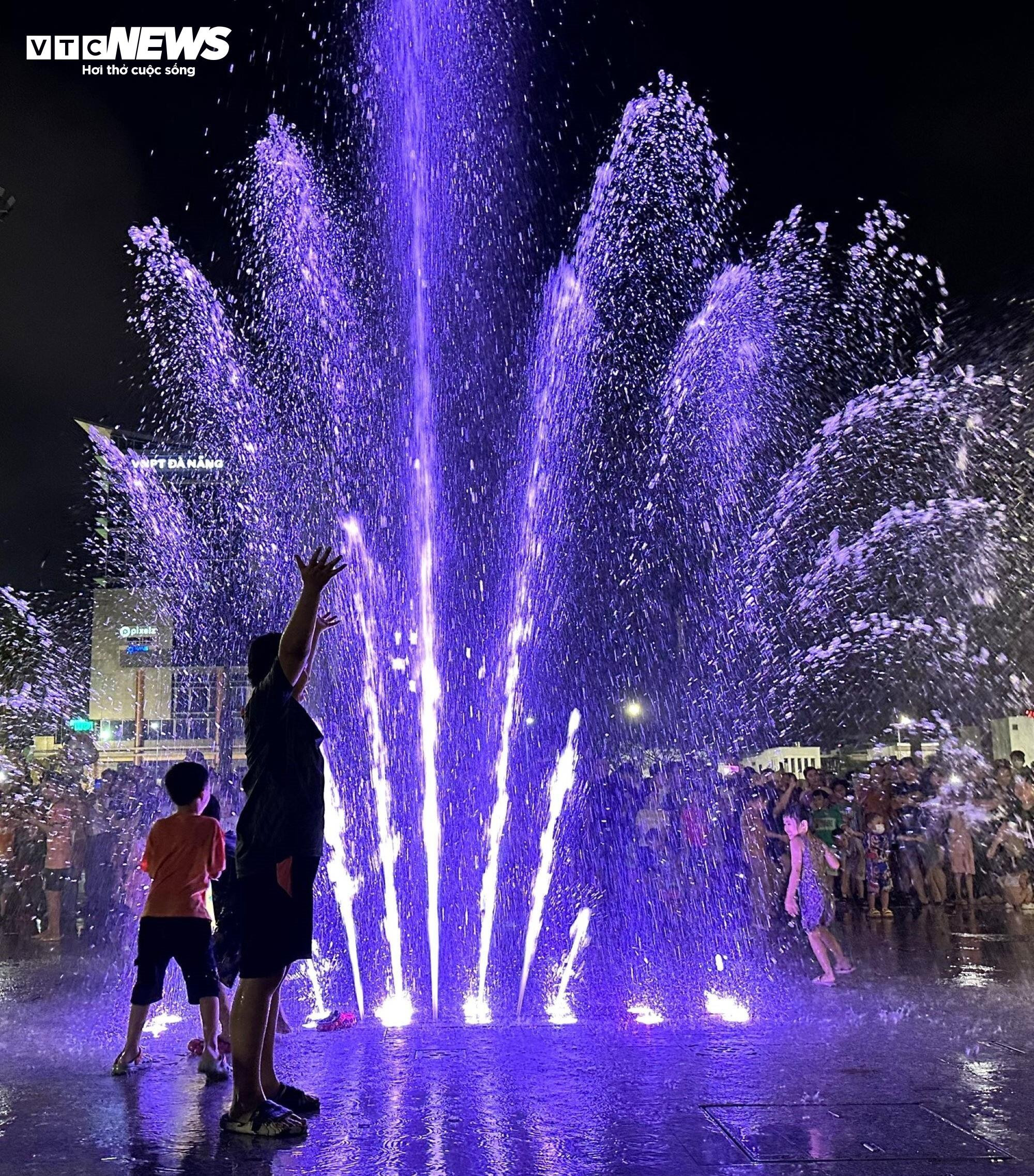 Sàn thử nghiệm trình diễn nhạc nước ở Đà Nẵng thành nơi tắm của trẻ - 5