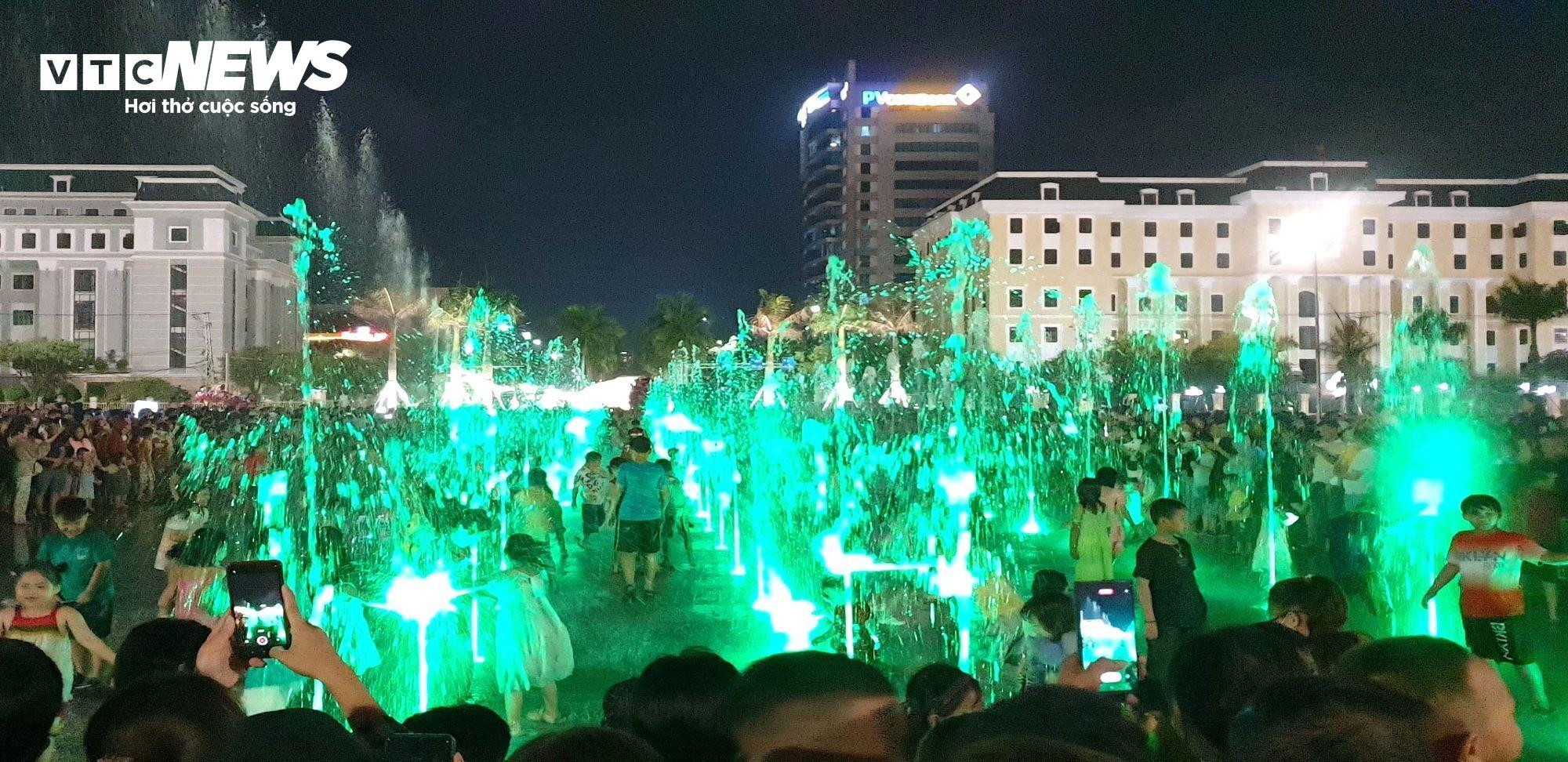 Sàn thử nghiệm trình diễn nhạc nước ở Đà Nẵng thành nơi tắm của trẻ - 2