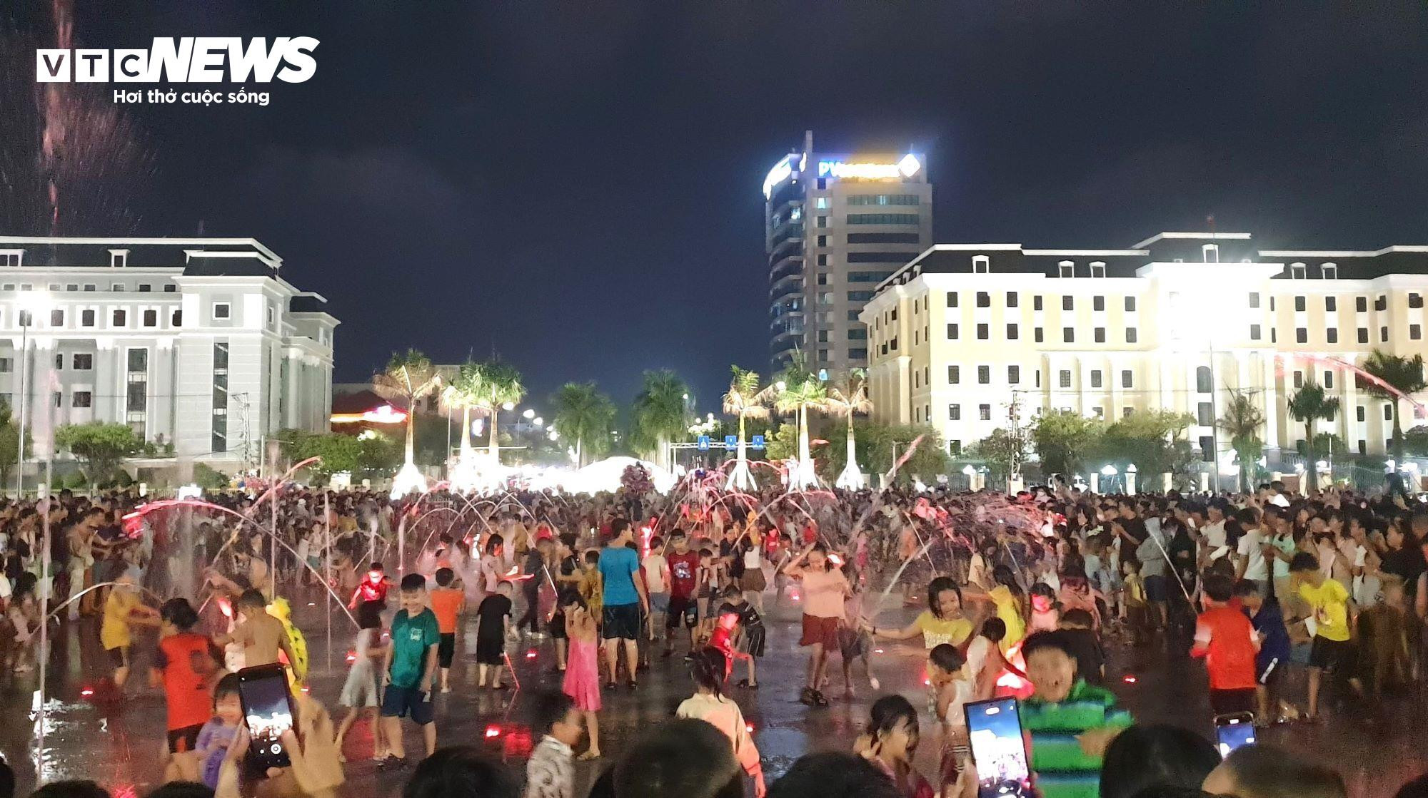 Sàn thử nghiệm trình diễn nhạc nước ở Đà Nẵng thành nơi tắm của trẻ - 7