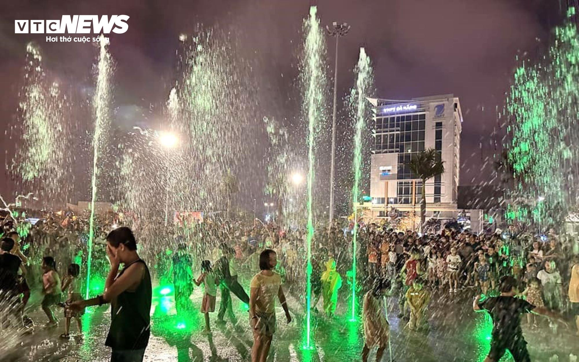 Sàn thử nghiệm trình diễn nhạc nước ở Đà Nẵng thành nơi tắm của trẻ - 6