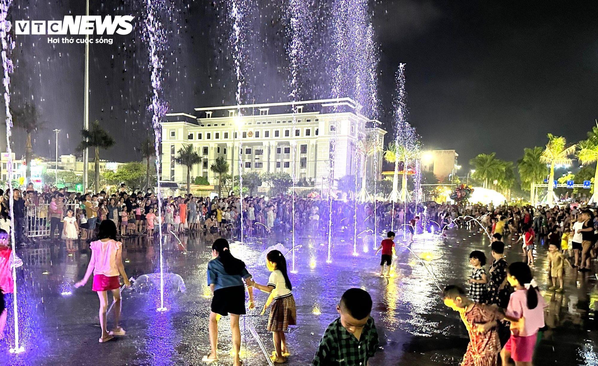 Sàn thử nghiệm trình diễn nhạc nước ở Đà Nẵng thành nơi tắm của trẻ - 3