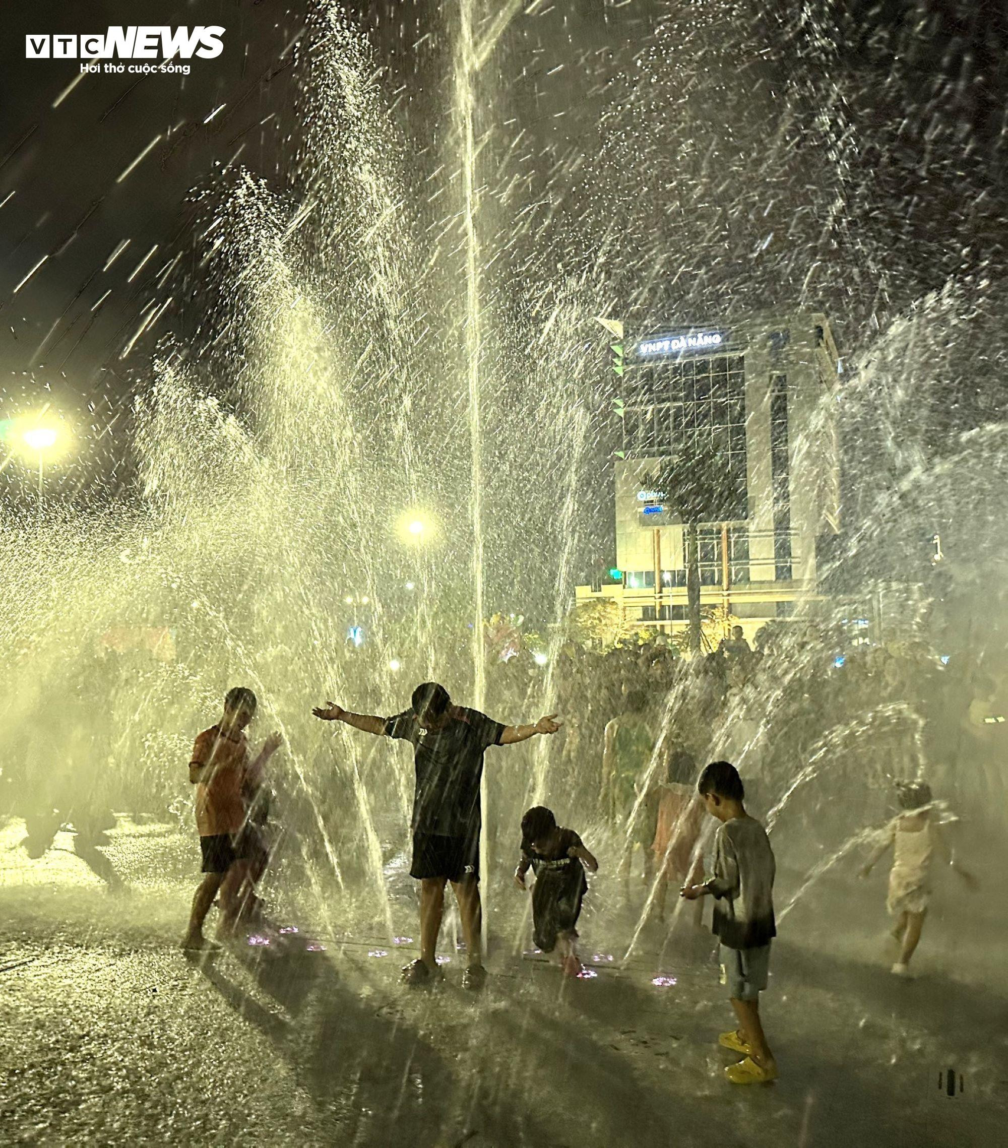 Sàn thử nghiệm trình diễn nhạc nước ở Đà Nẵng thành nơi tắm của trẻ - 4