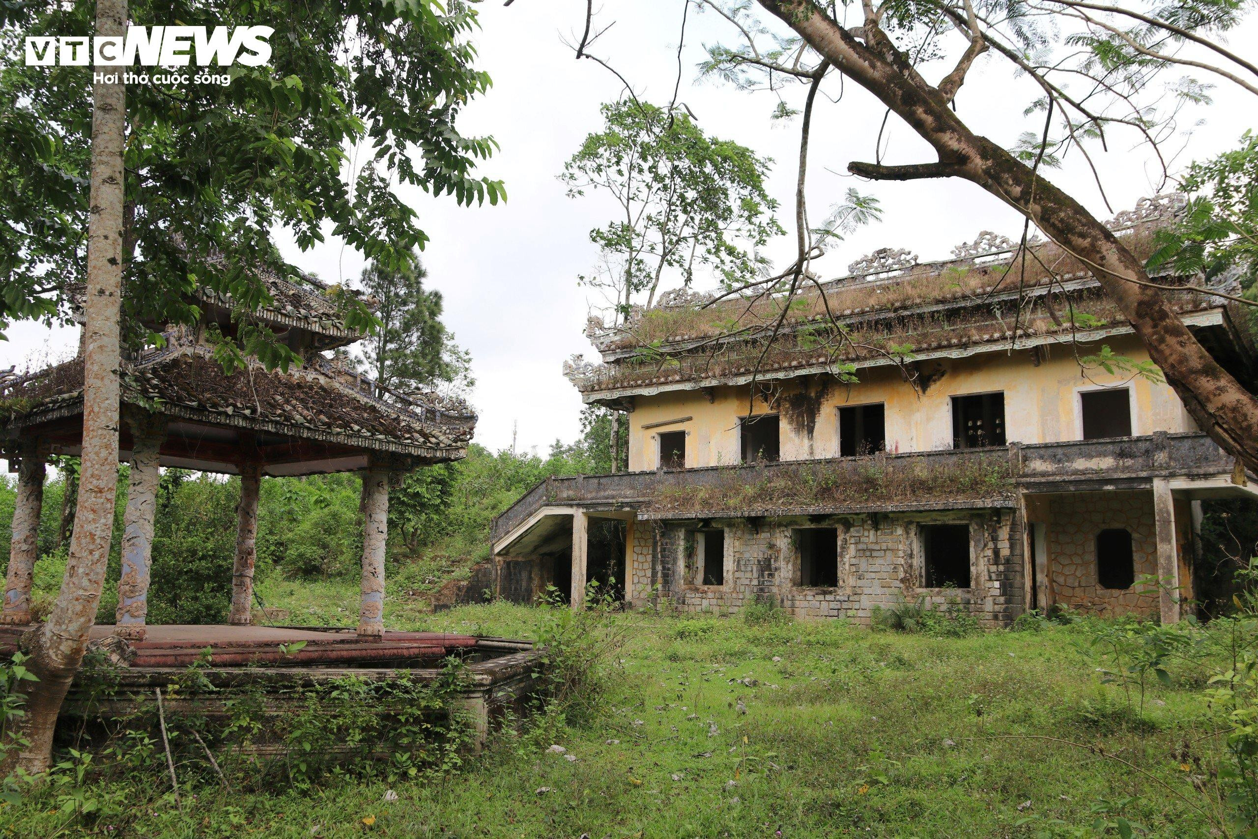 Vì sao dinh thự của 'bạo chúa miền Trung' bị bỏ hoang đến rợn người? - 10