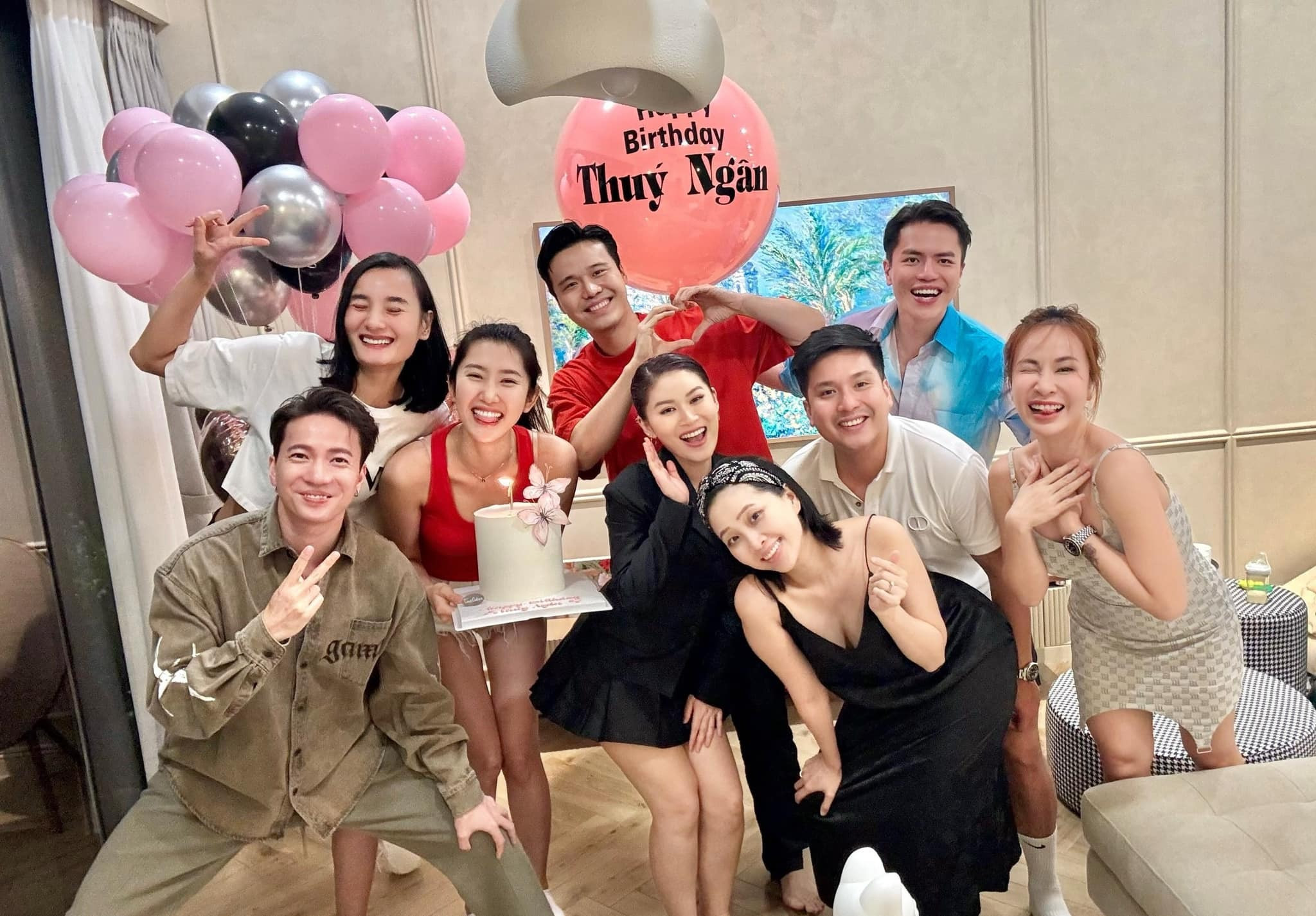 Sao Việt 10/4: Thu Quỳnh tươi tắn khi bầu lần 2, Hồng Vân trẻ đẹp bên học trò - 5