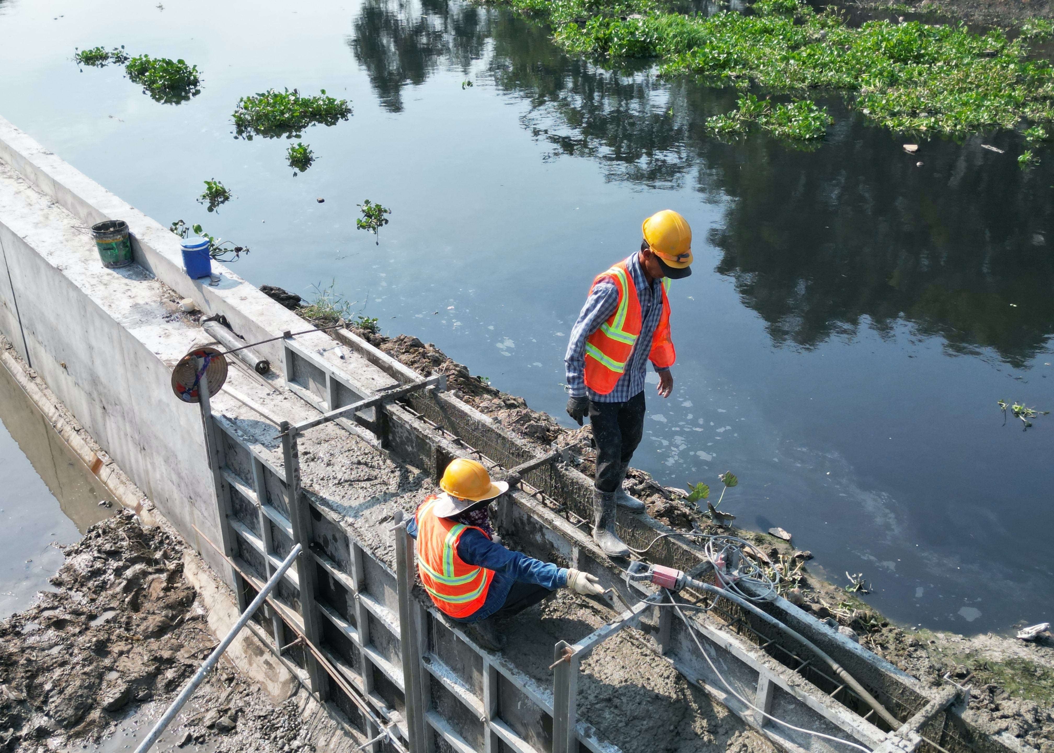 Công nhân đội nắng gắt, tất bật 'hồi sinh' tuyến kênh dài nhất TP.HCM - 7