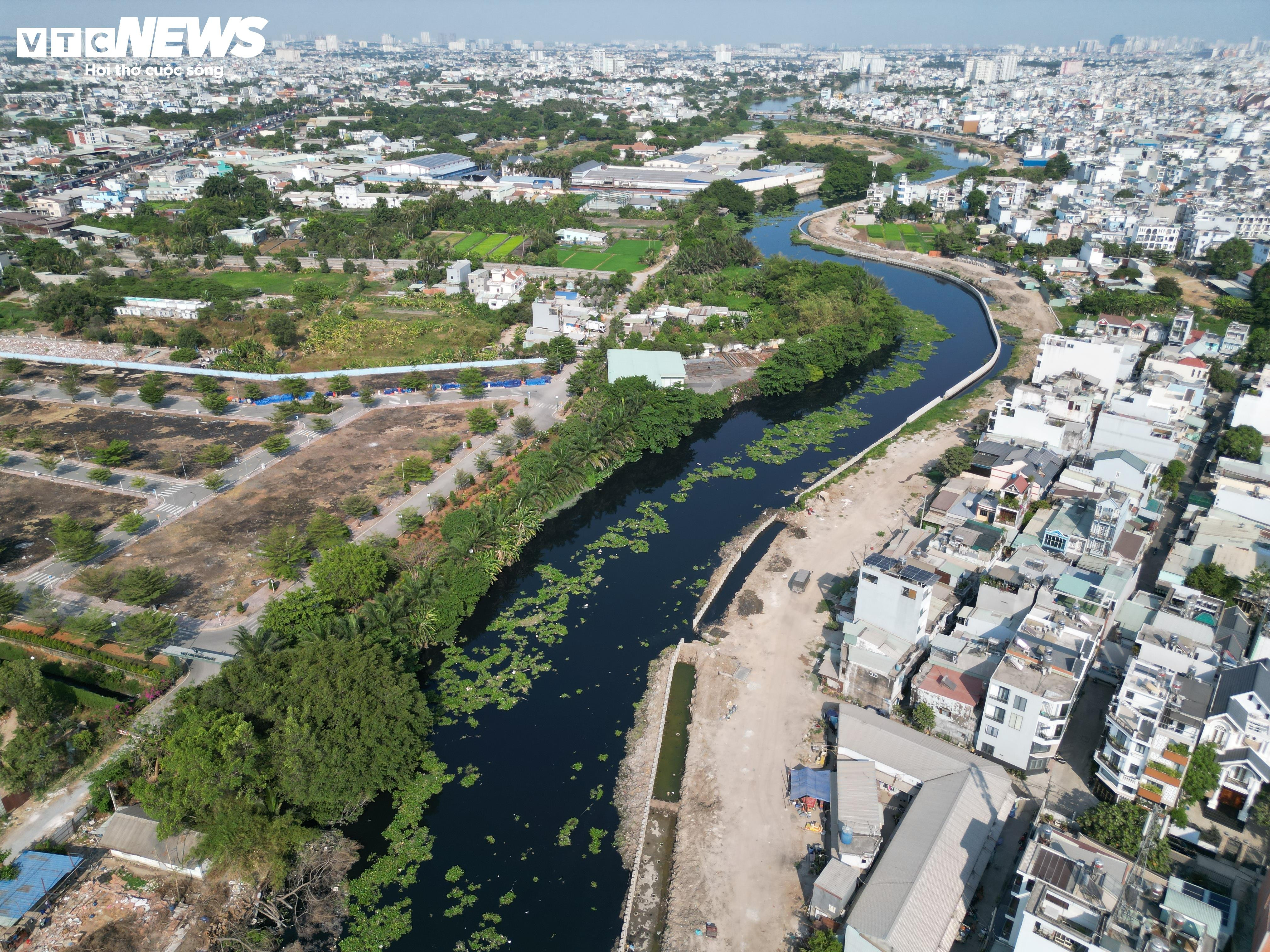Công nhân đội nắng gắt, tất bật 'hồi sinh' tuyến kênh dài nhất TP.HCM - 13